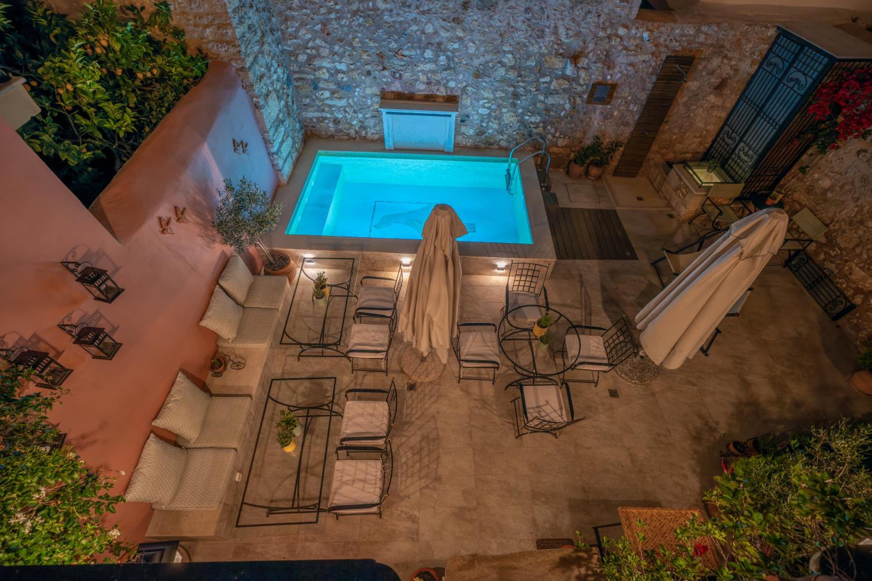 Suite with Balcony and Pool View - Photo 6