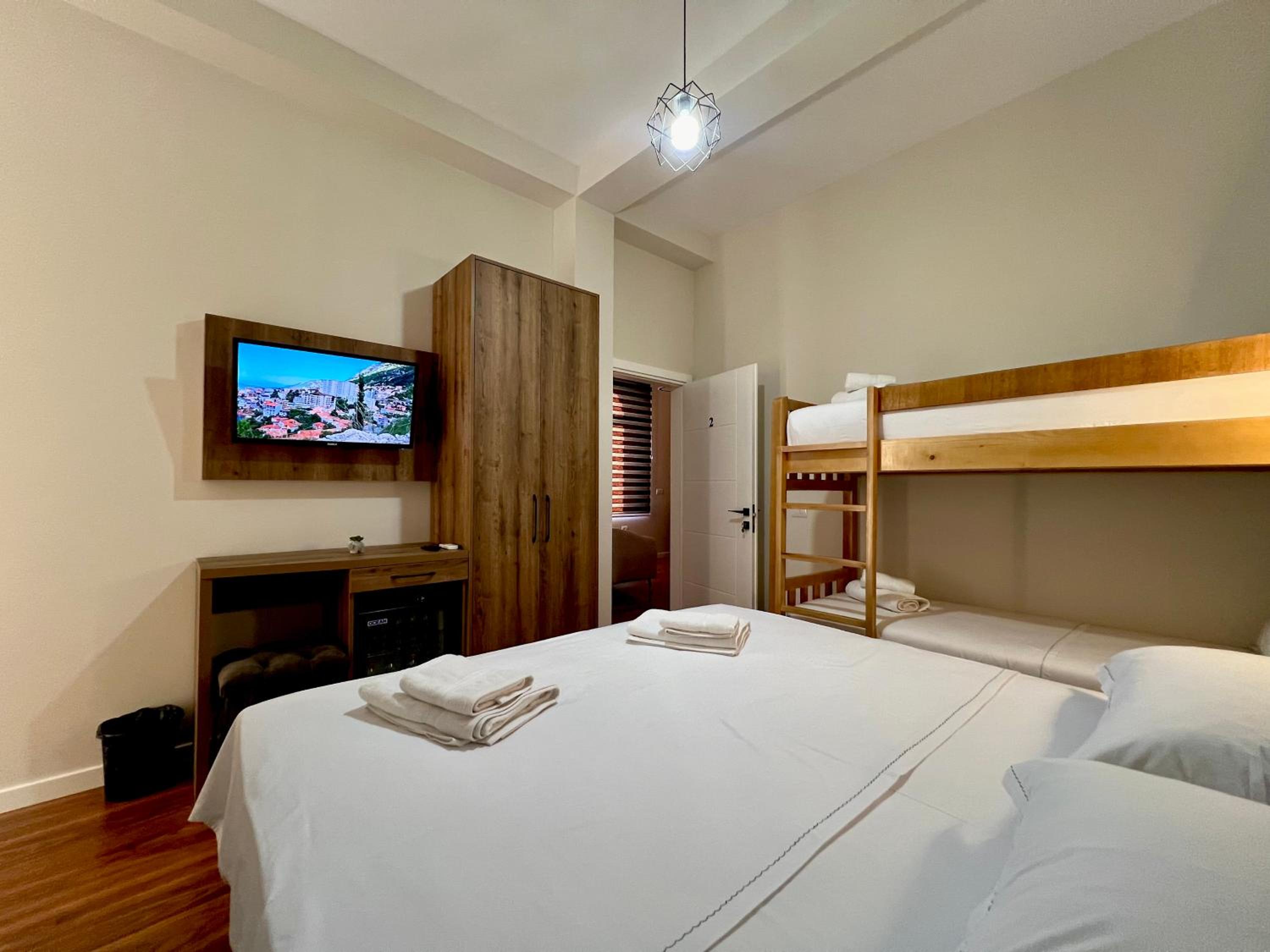 Quadruple Room with Private Bathroom photo 2