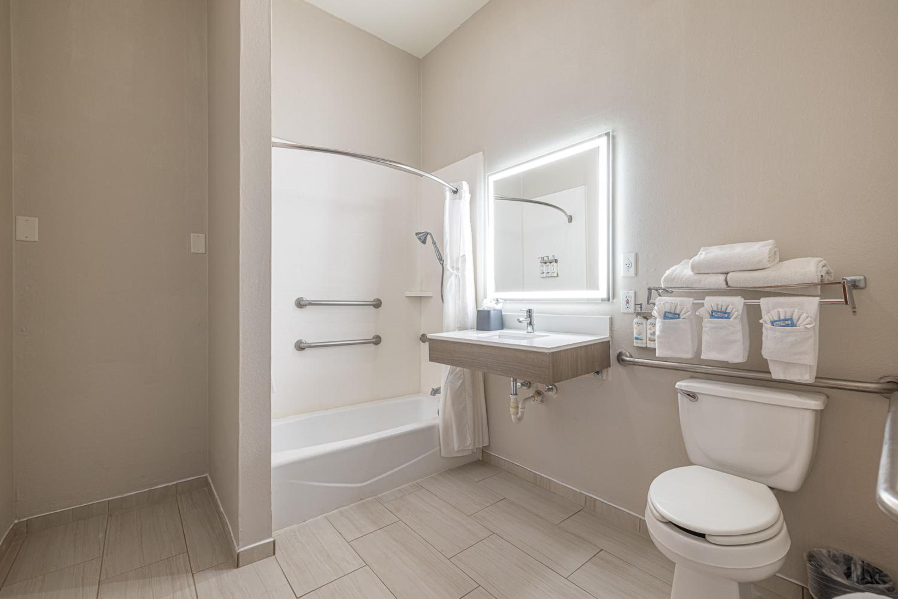 Queen Room with Two Queen Beds - Mobility Access Tub/Non-Smoking - Photo 4