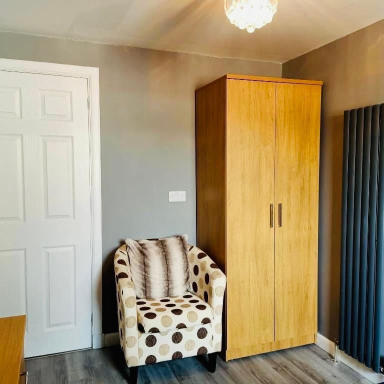 Single Room with Shared Shower and Toilet photo 1