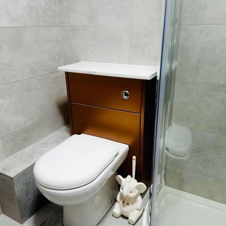 Single Room with Shared Shower and Toilet photo 3