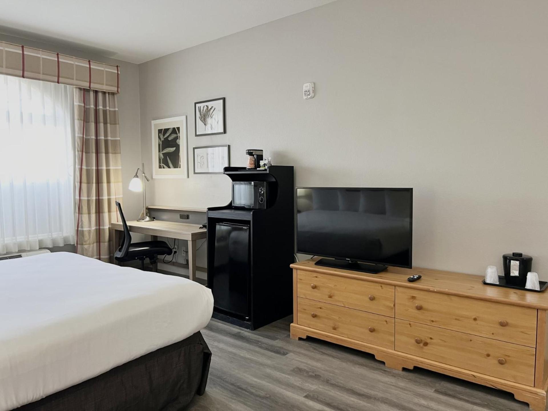 King Room with Roll-in Shower - Disability Access/Non-Smoking - Photo 3