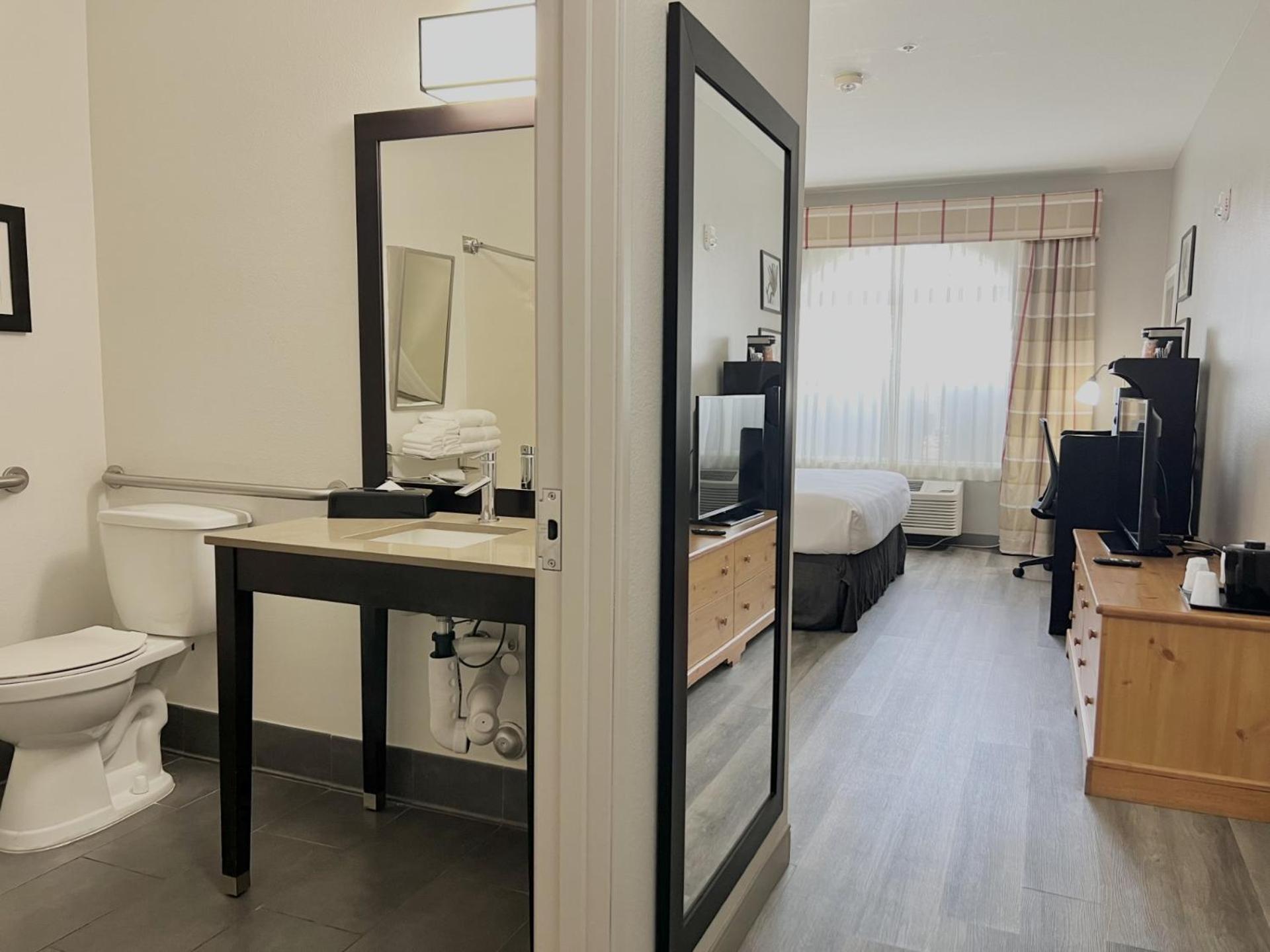 King Room with Roll-in Shower - Disability Access/Non-Smoking - Photo 2