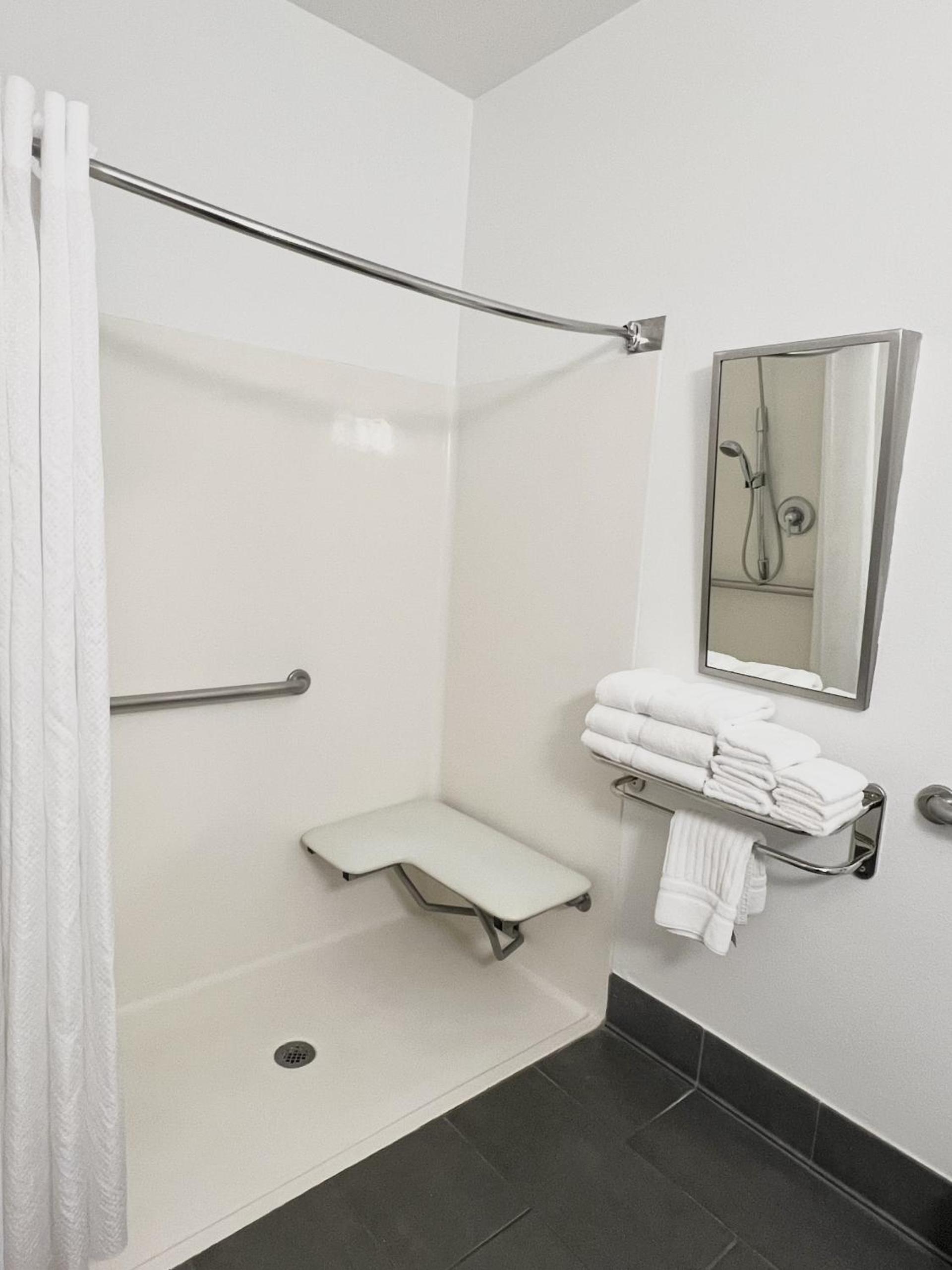 King Room with Roll-in Shower - Disability Access/Non-Smoking - Photo 4