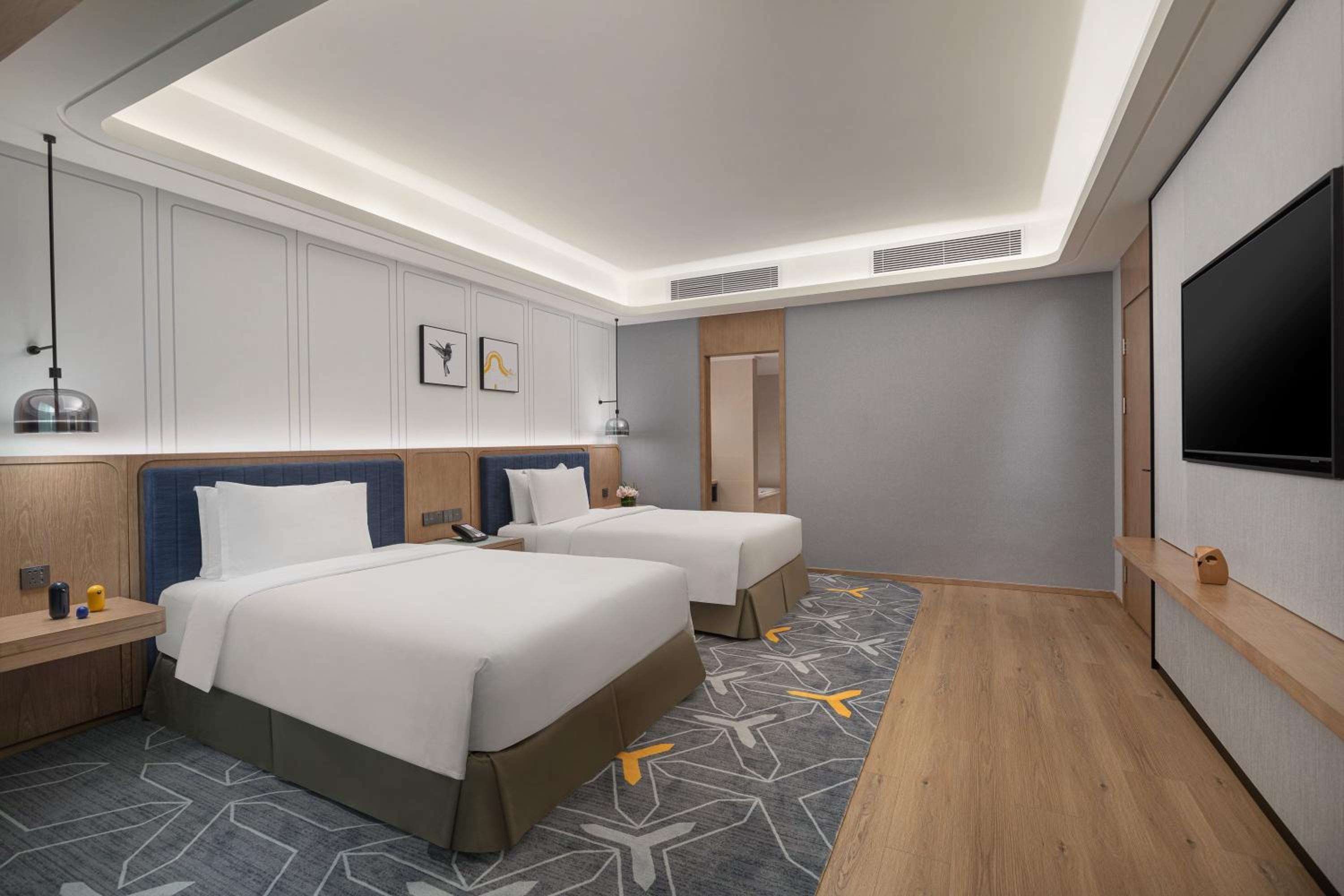 One-Bedroom Suite with Two Twin Beds and Living Area