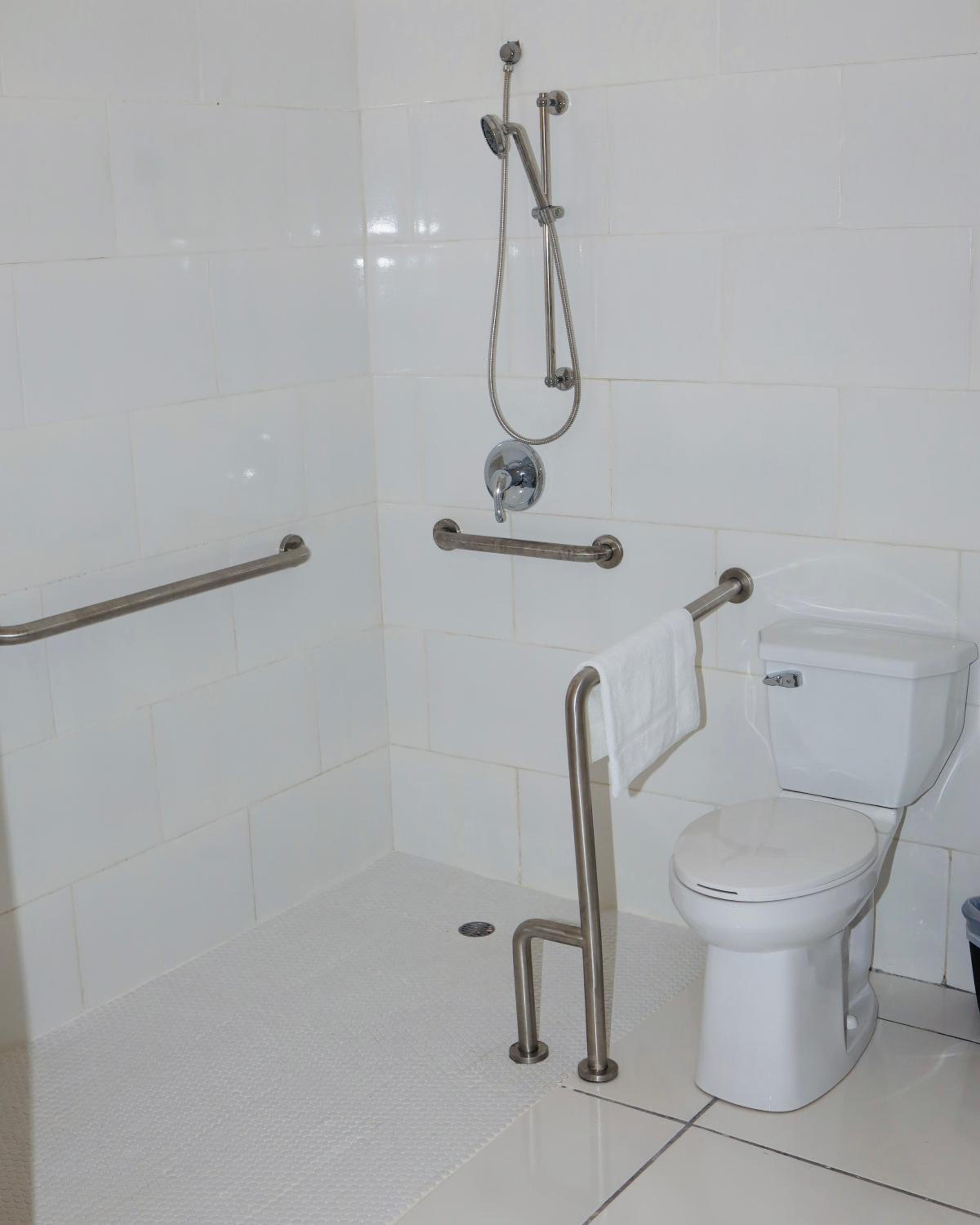 Queen Room - Disability Access photo 2