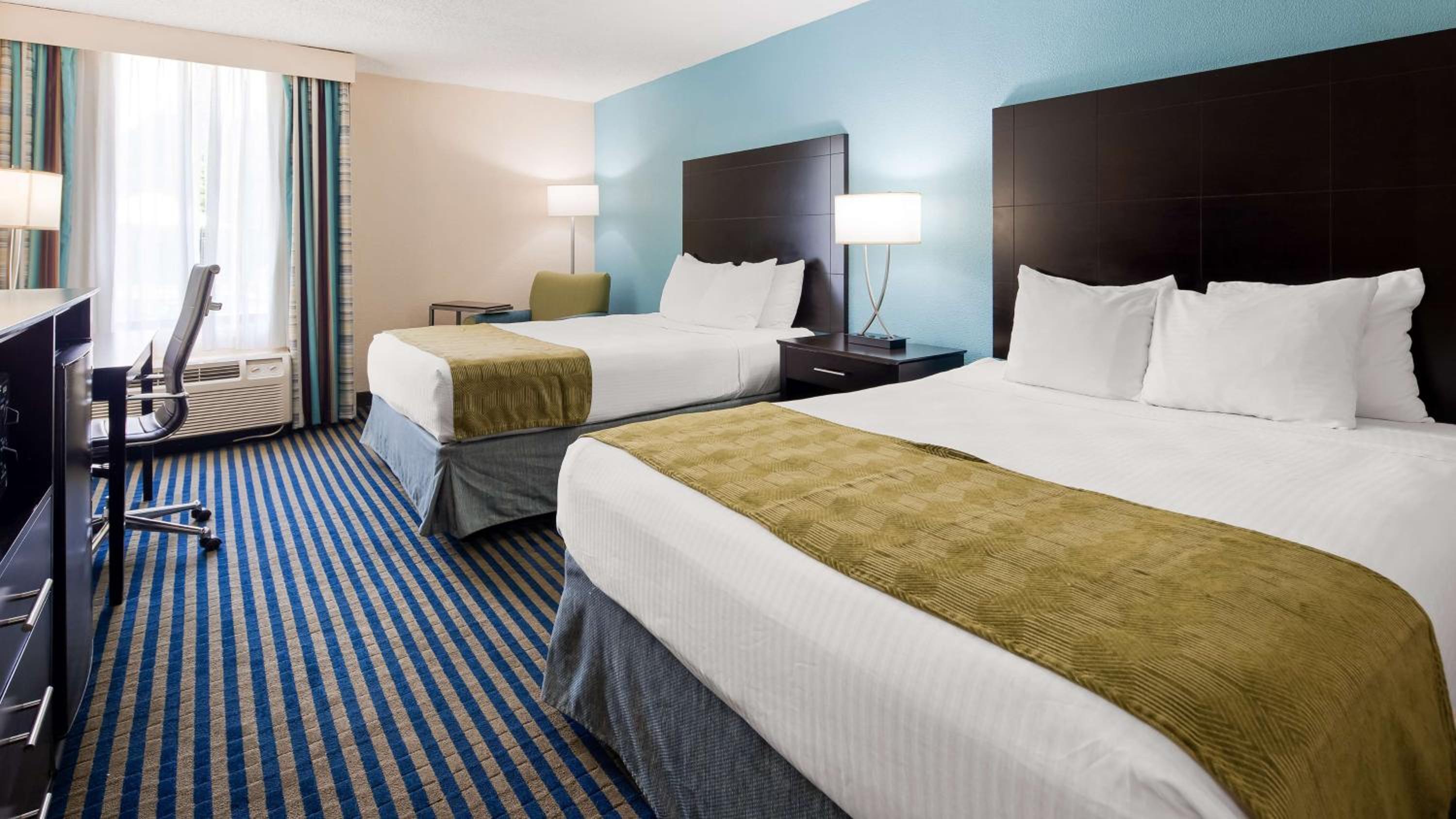 Queen Room with Two Queen Beds - Non-Smoking - Photo 3