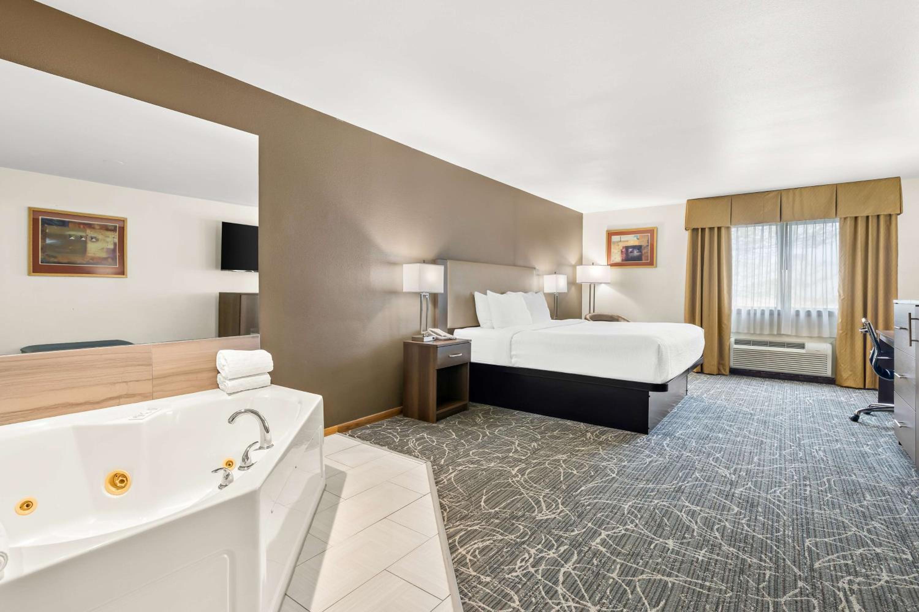 King Suite with Hot Tub - Non-Smoking - Photo 1