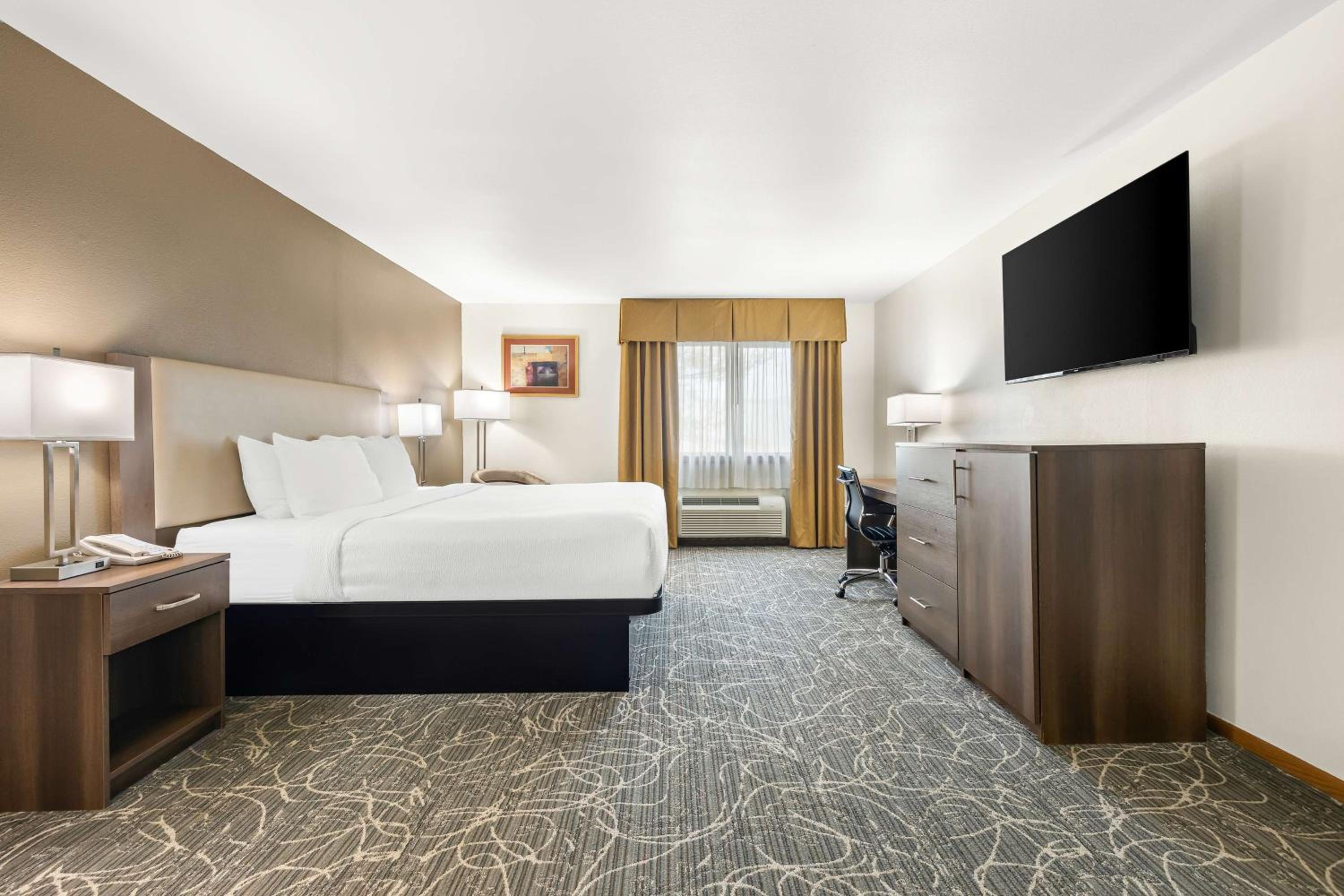 King Suite with Hot Tub - Non-Smoking - Photo 2