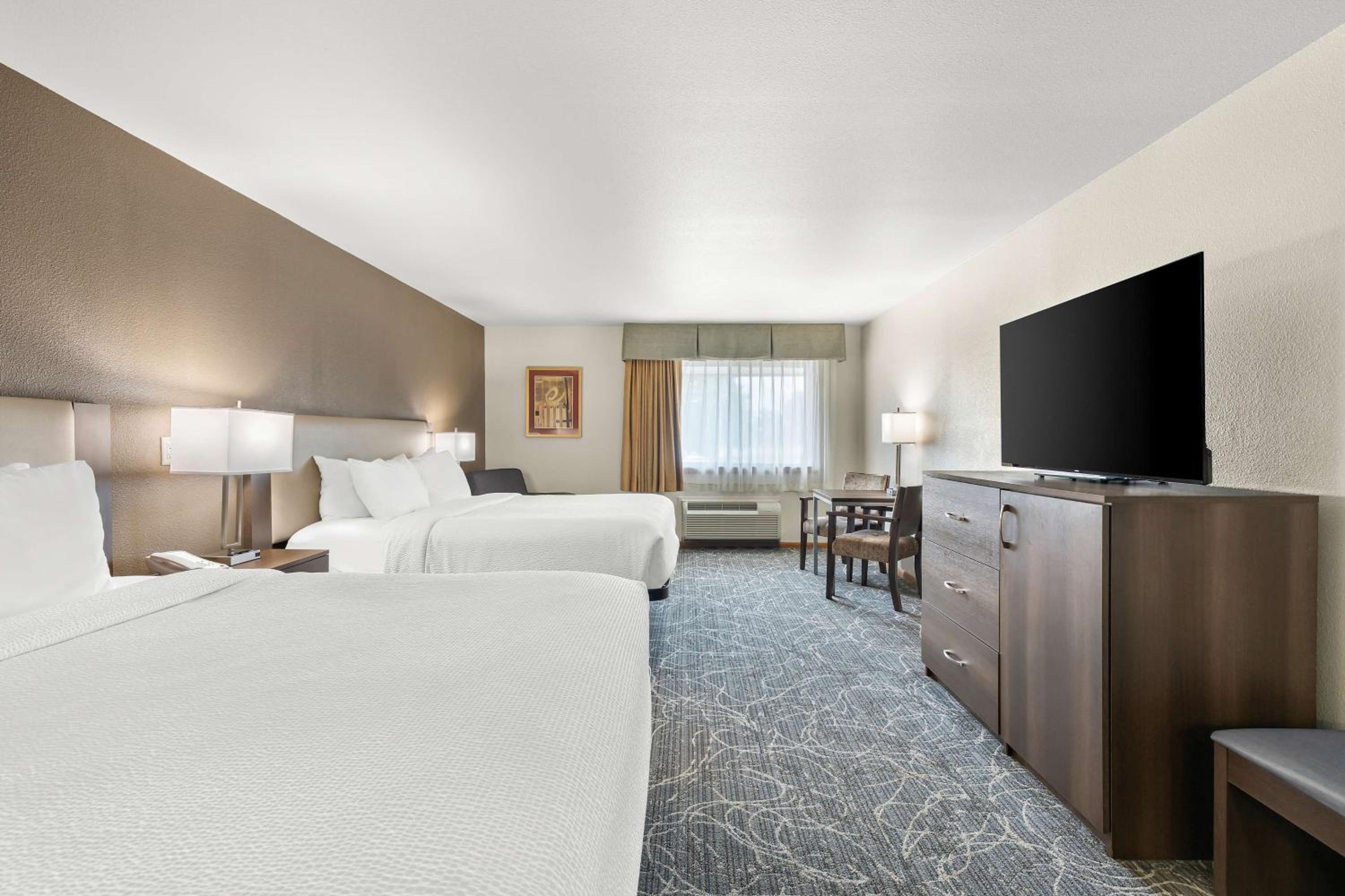 Deluxe Two King Beds - Photo 1