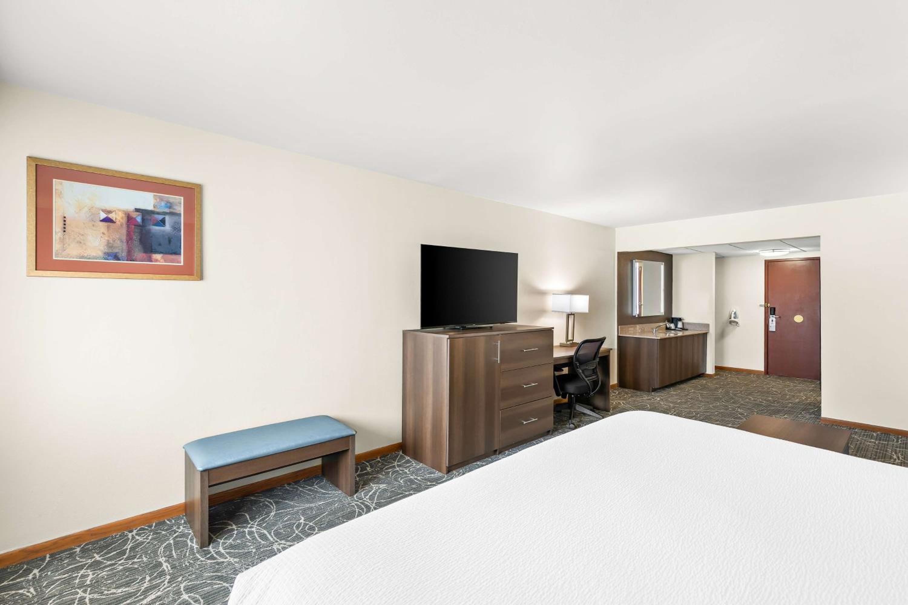 King Room with Bath Tub - Mobility Access Room/Non-Smoking - Photo 3
