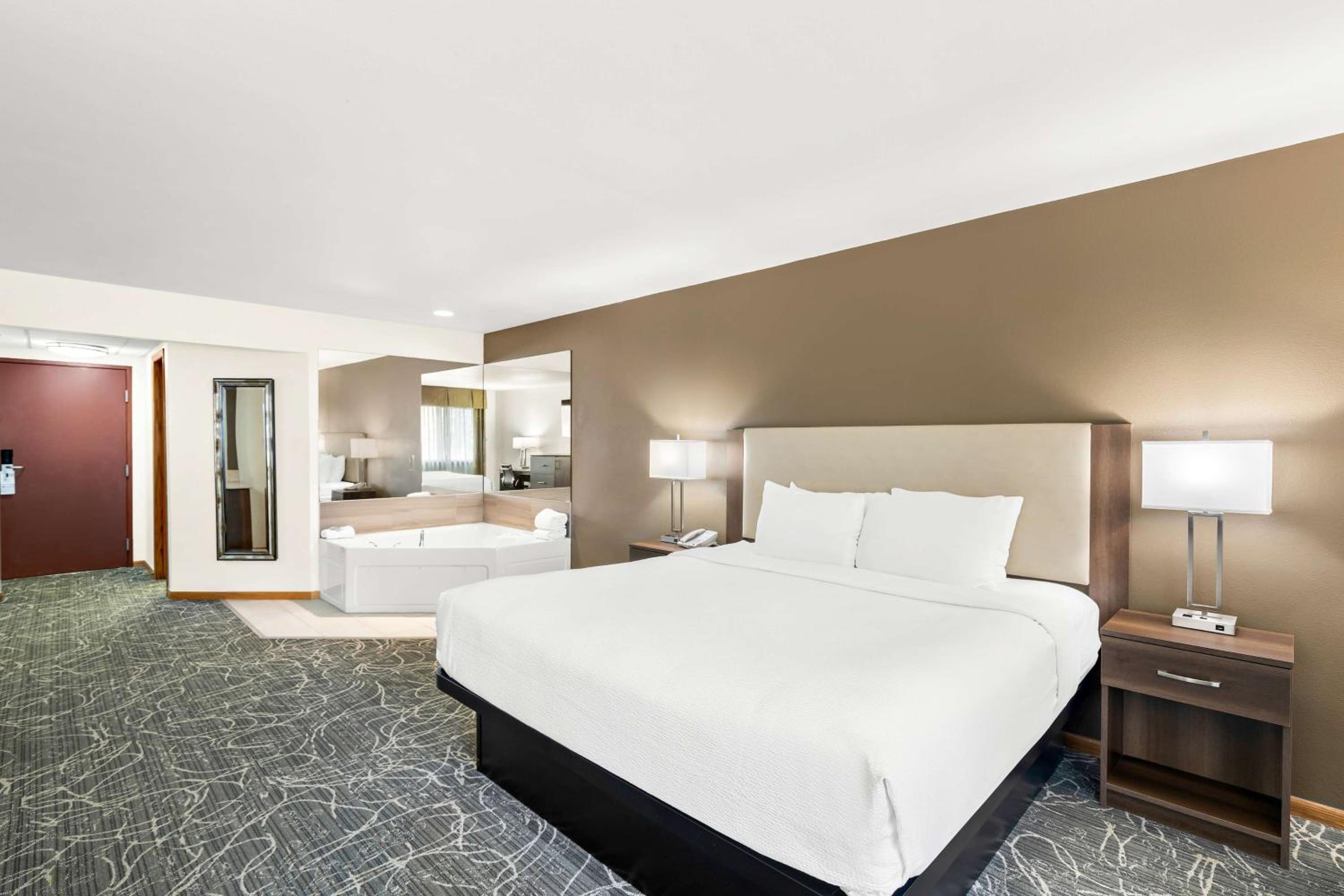 King Suite with Hot Tub - Non-Smoking - Photo 3