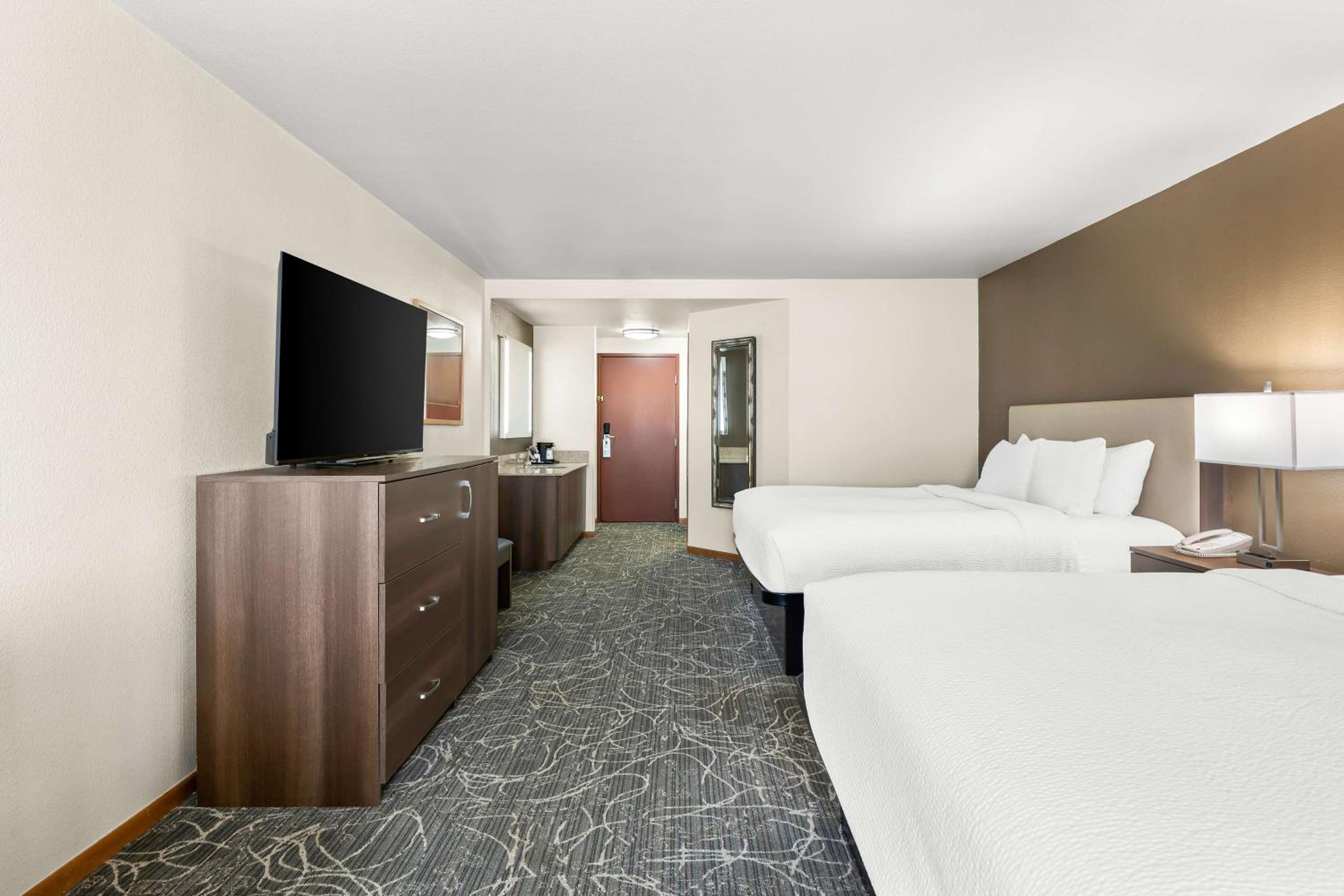 Deluxe Two King Beds - Photo 3