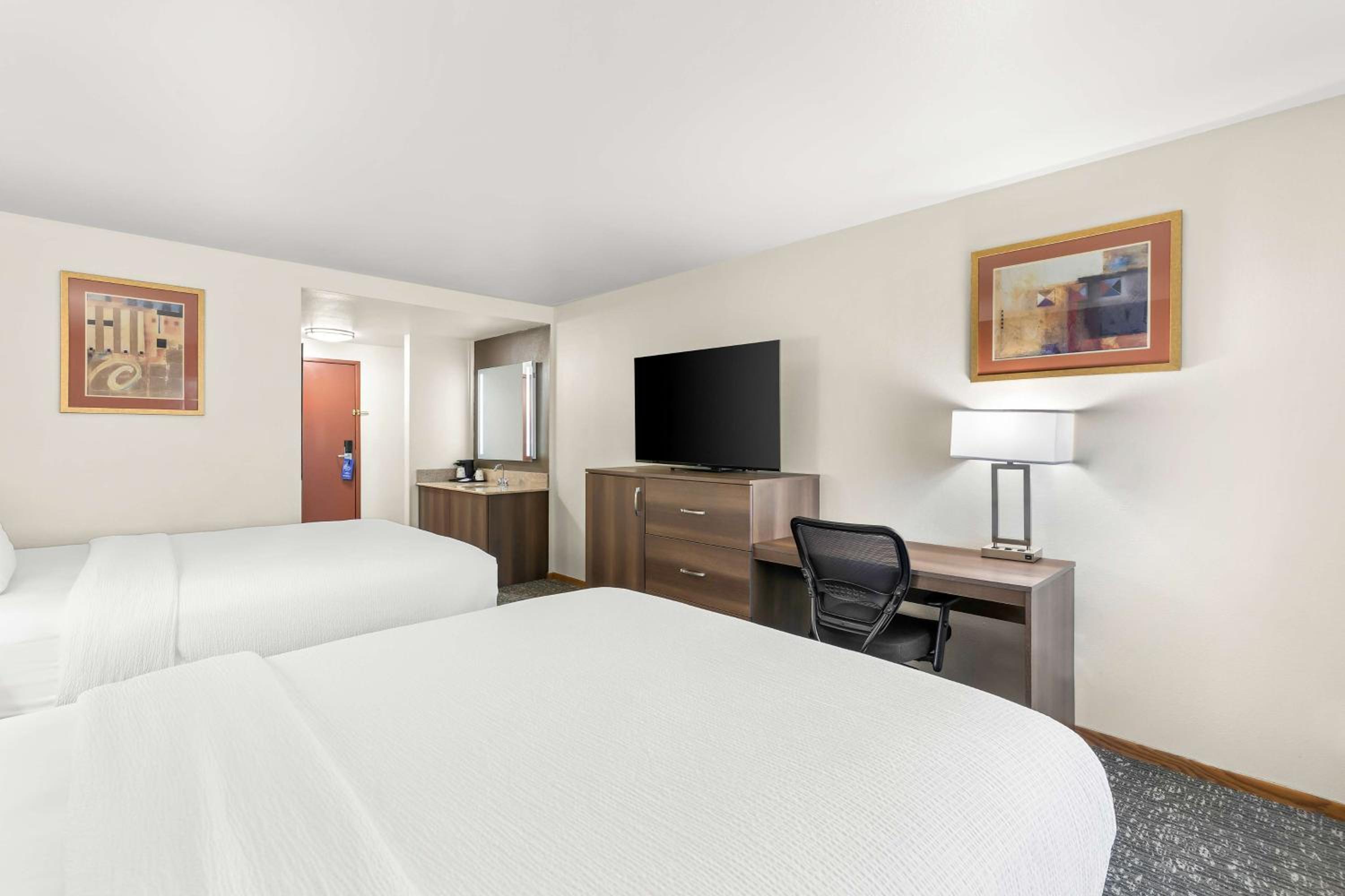 Queen Room with Two Queen Beds - Photo 4