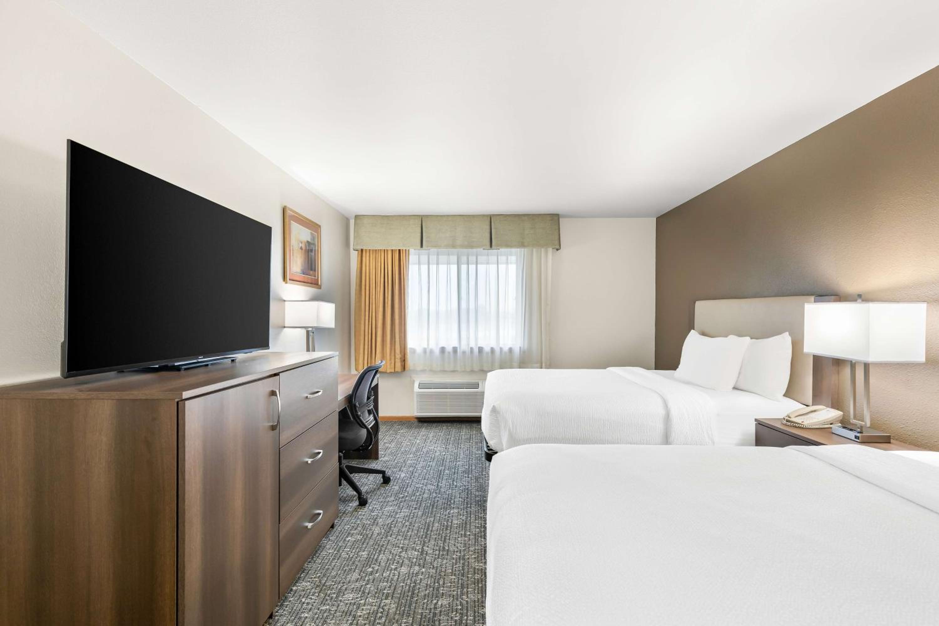 Queen Room with Two Queen Beds - Photo 3
