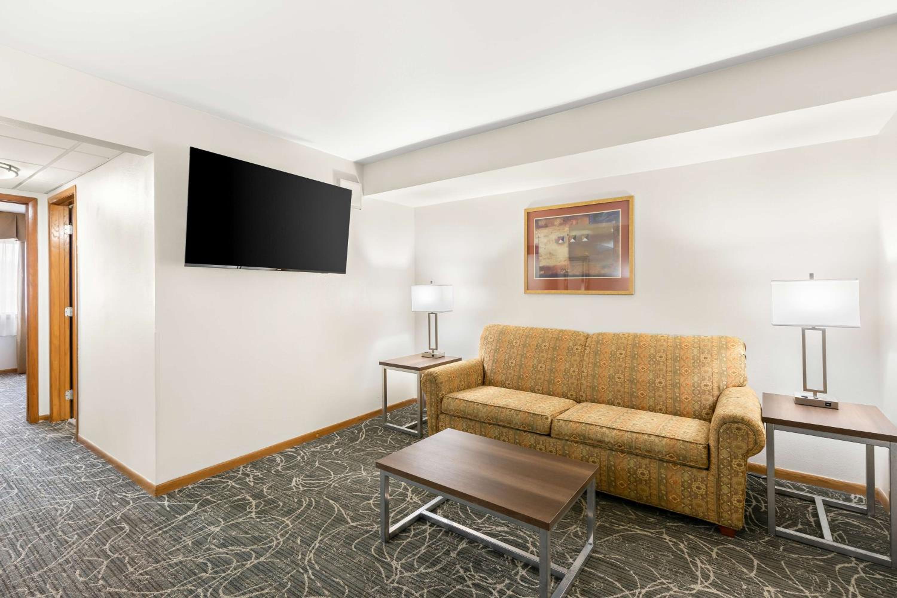 One-Bedroom King Suite with Sofa Bed - Non-Smoking - Photo 3