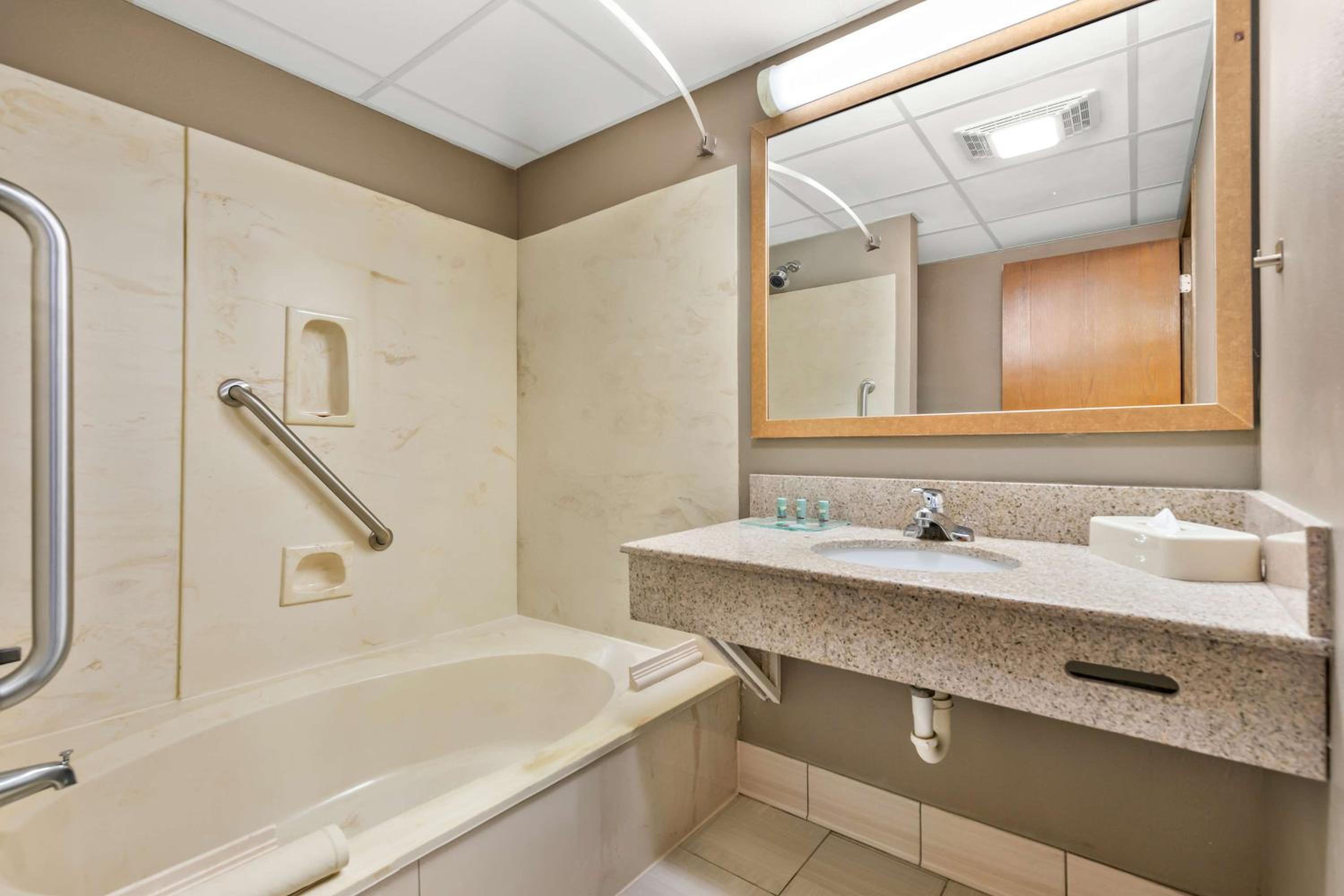 King Room with Bath Tub - Mobility Access Room/Non-Smoking - Photo 4