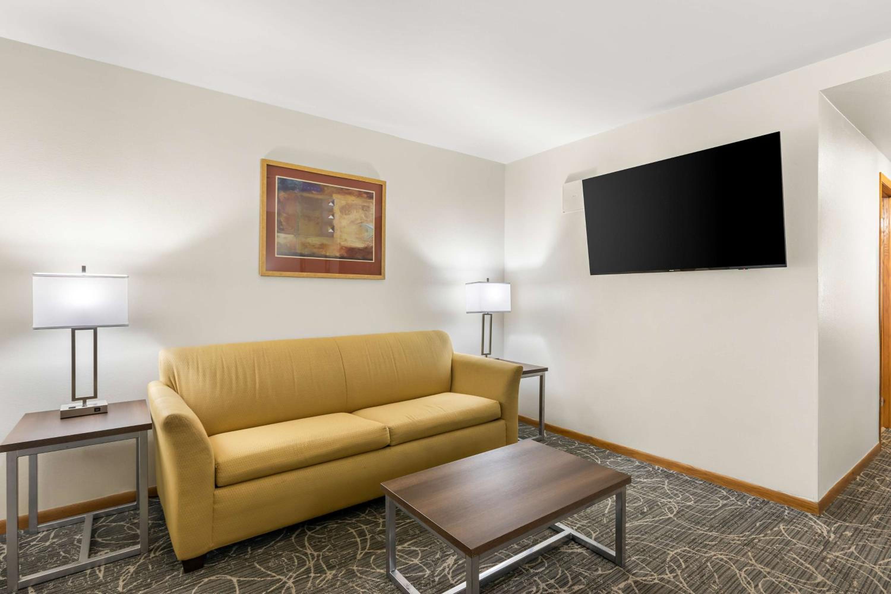 One Bedroom King Bed Kitchenette Suite - Photo 3