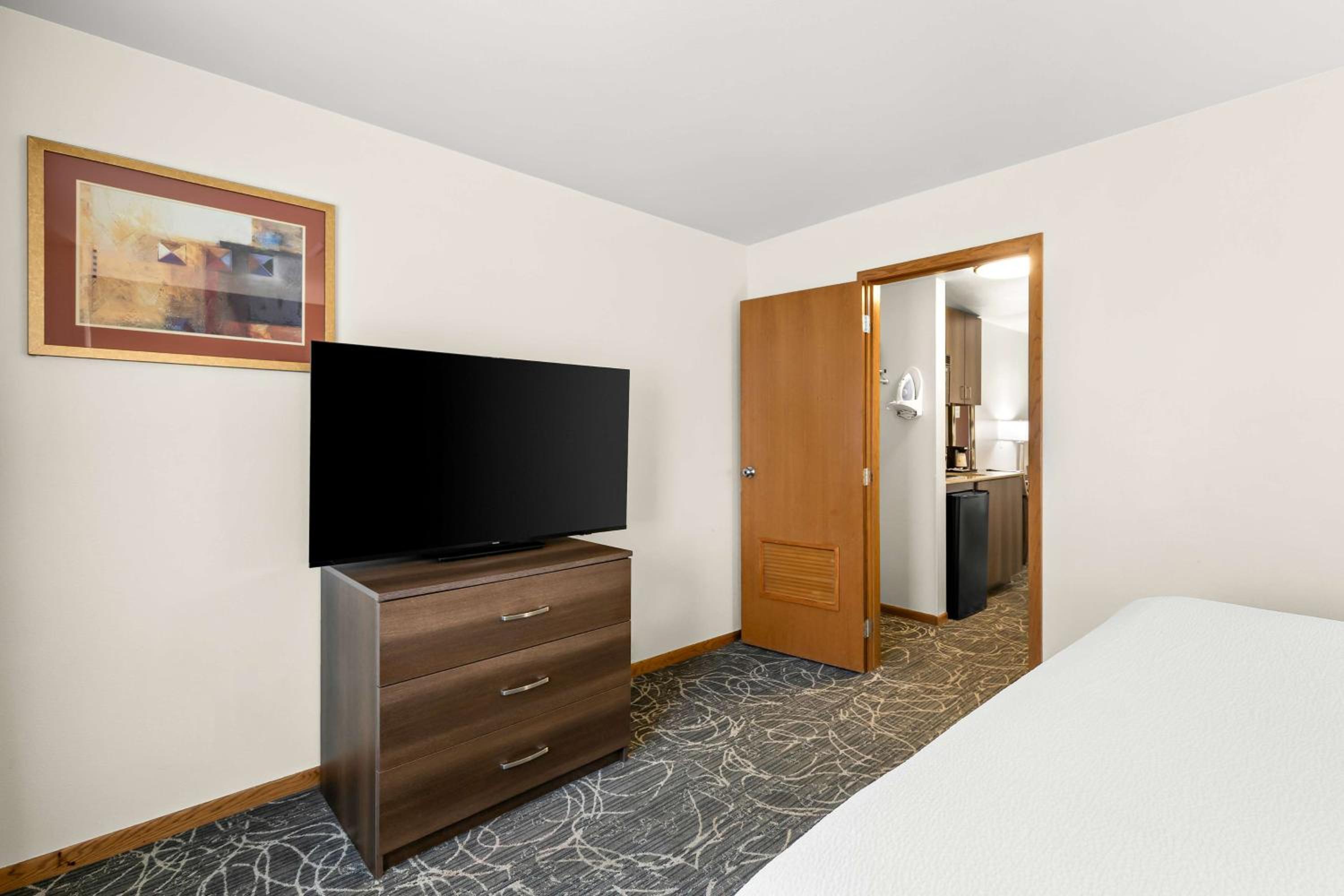 One Bedroom King Bed Kitchenette Suite - Photo 4