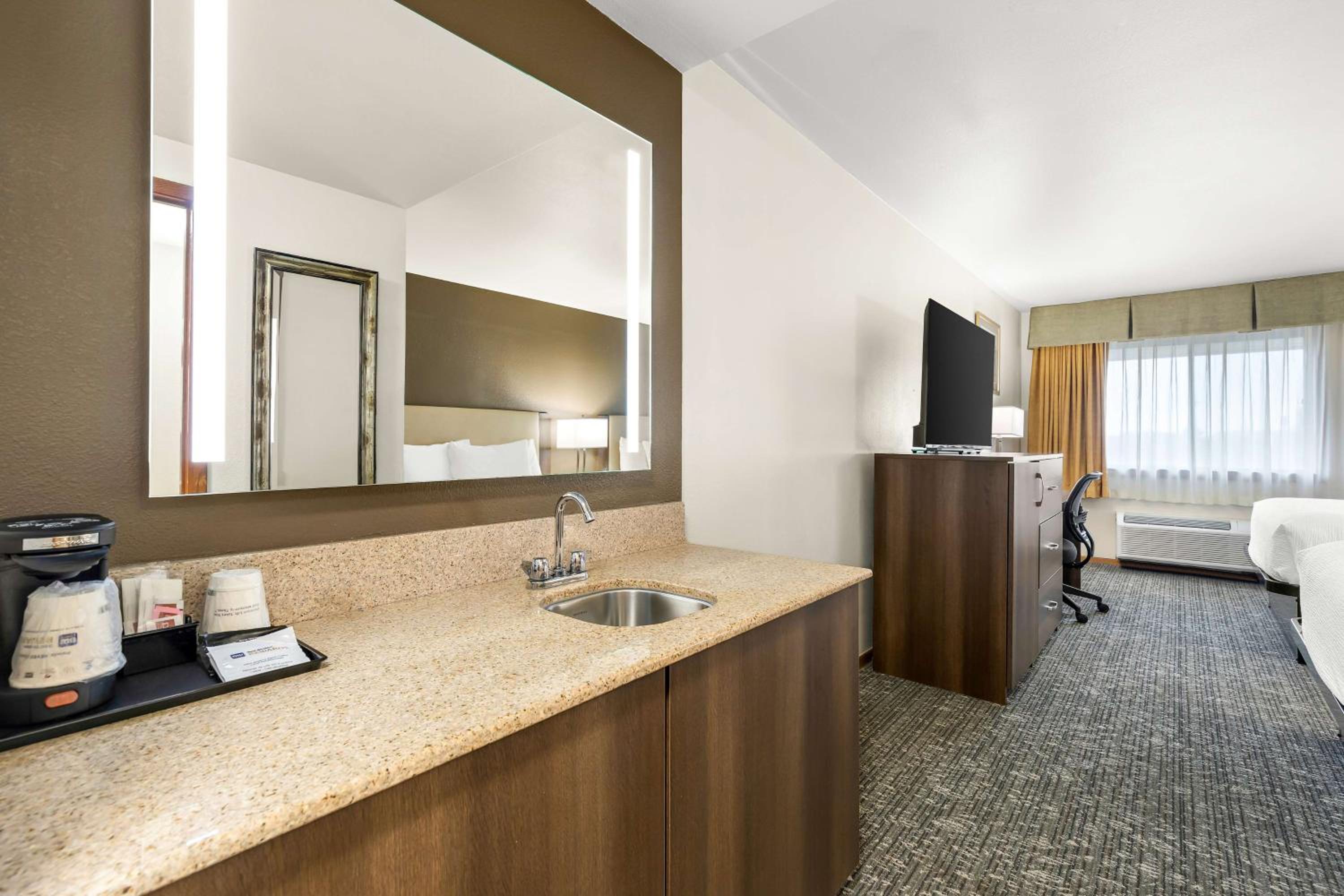 Queen Room with Two Queen Beds - Photo 2