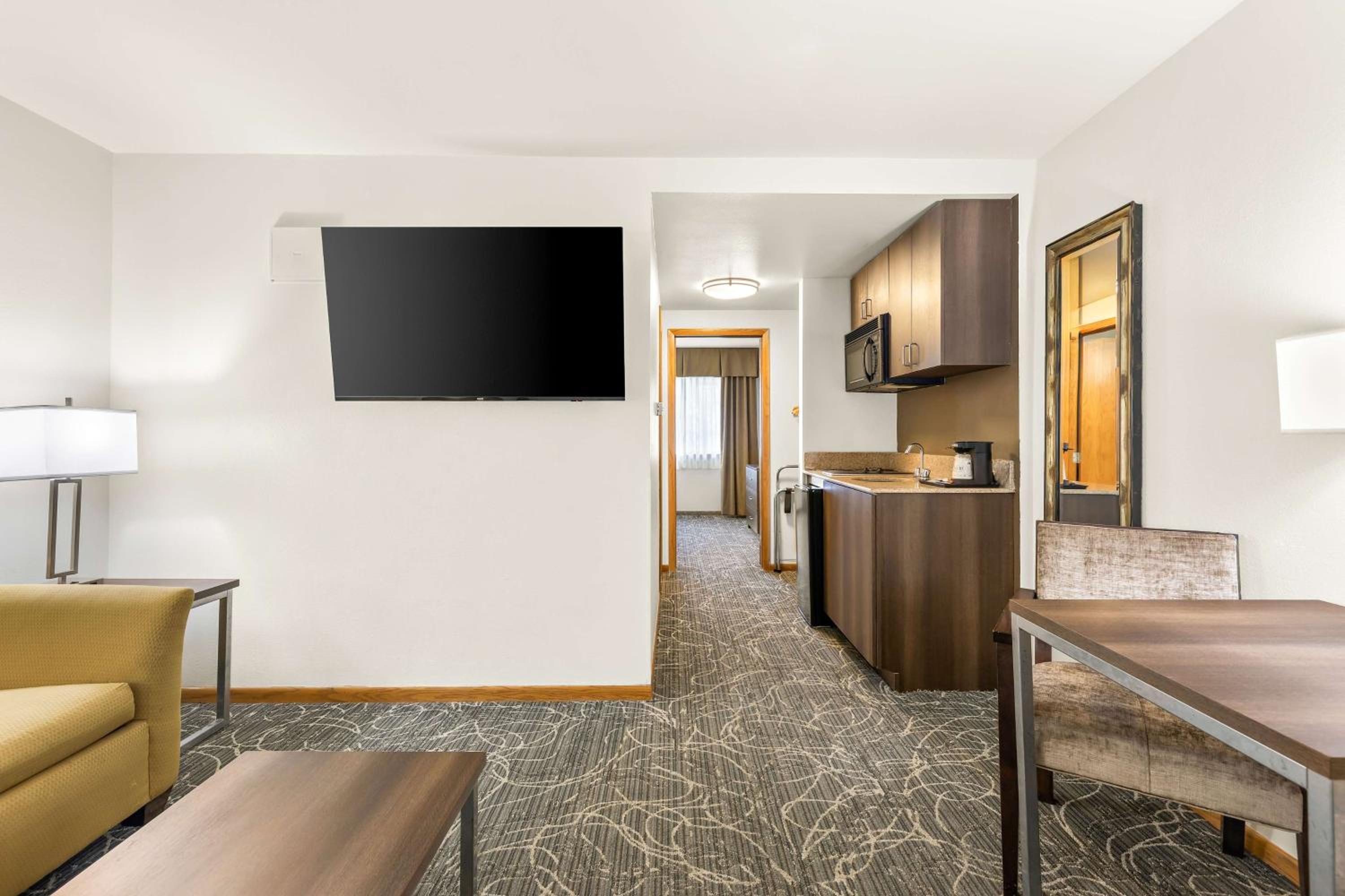 One Bedroom King Bed Kitchenette Suite - Photo 1