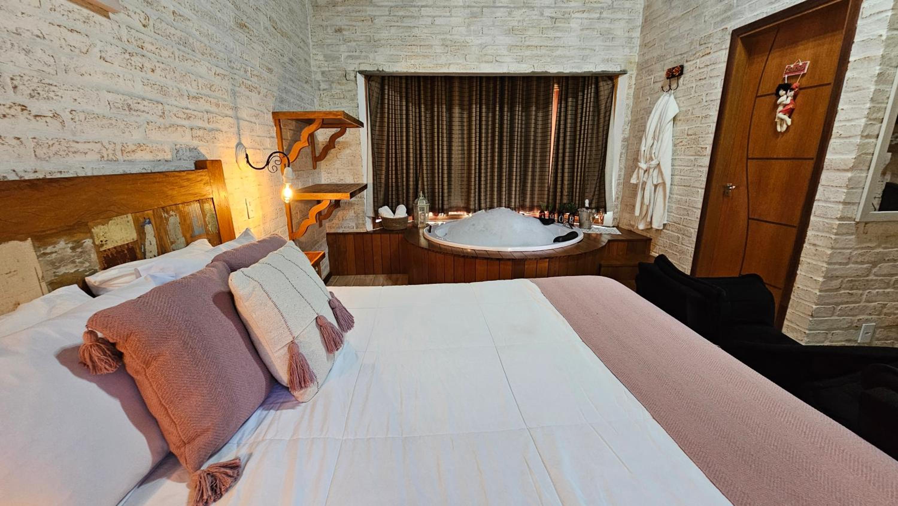 Suite with Hot Tub photo 3