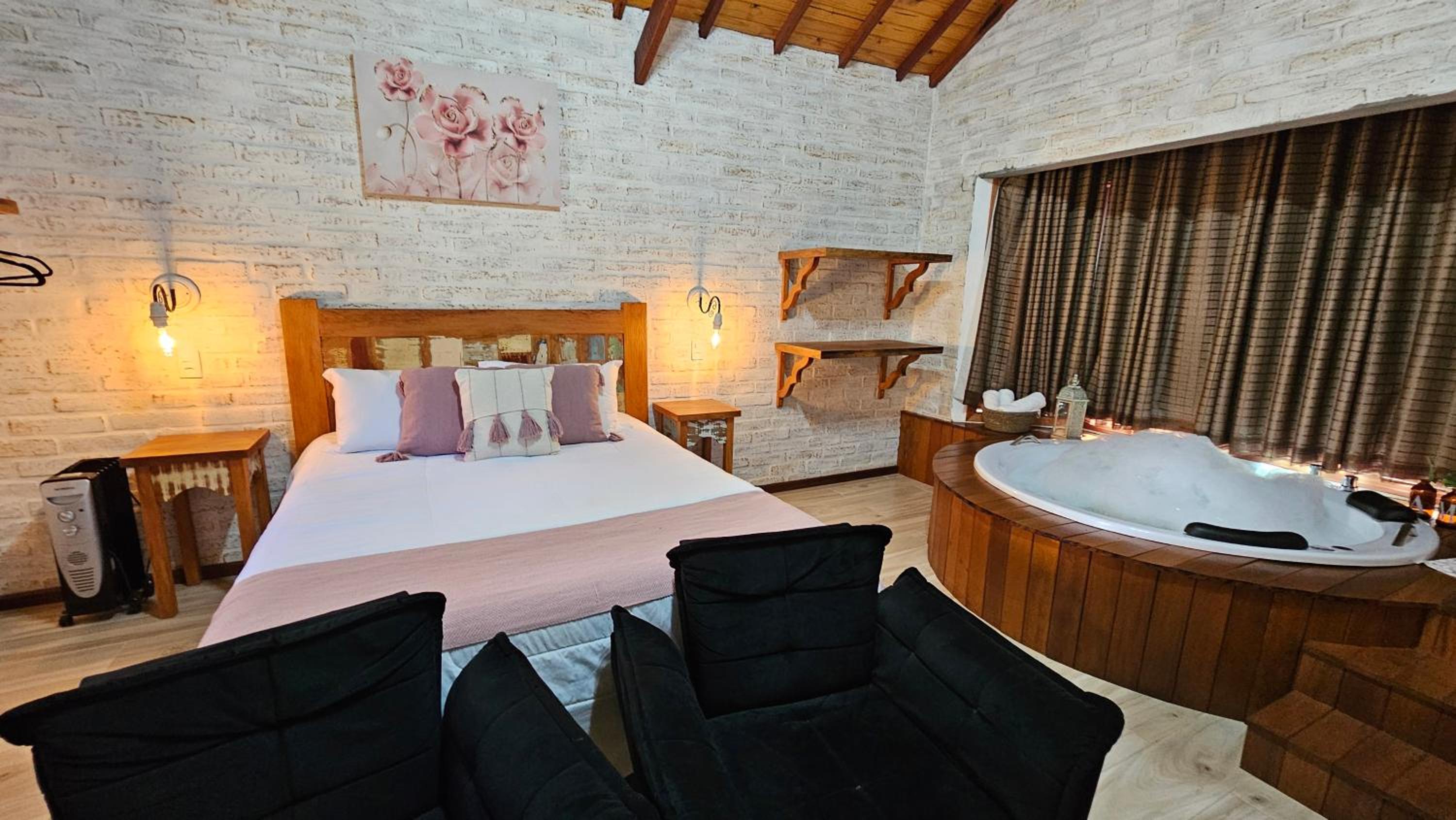 Suite with Hot Tub photo 2