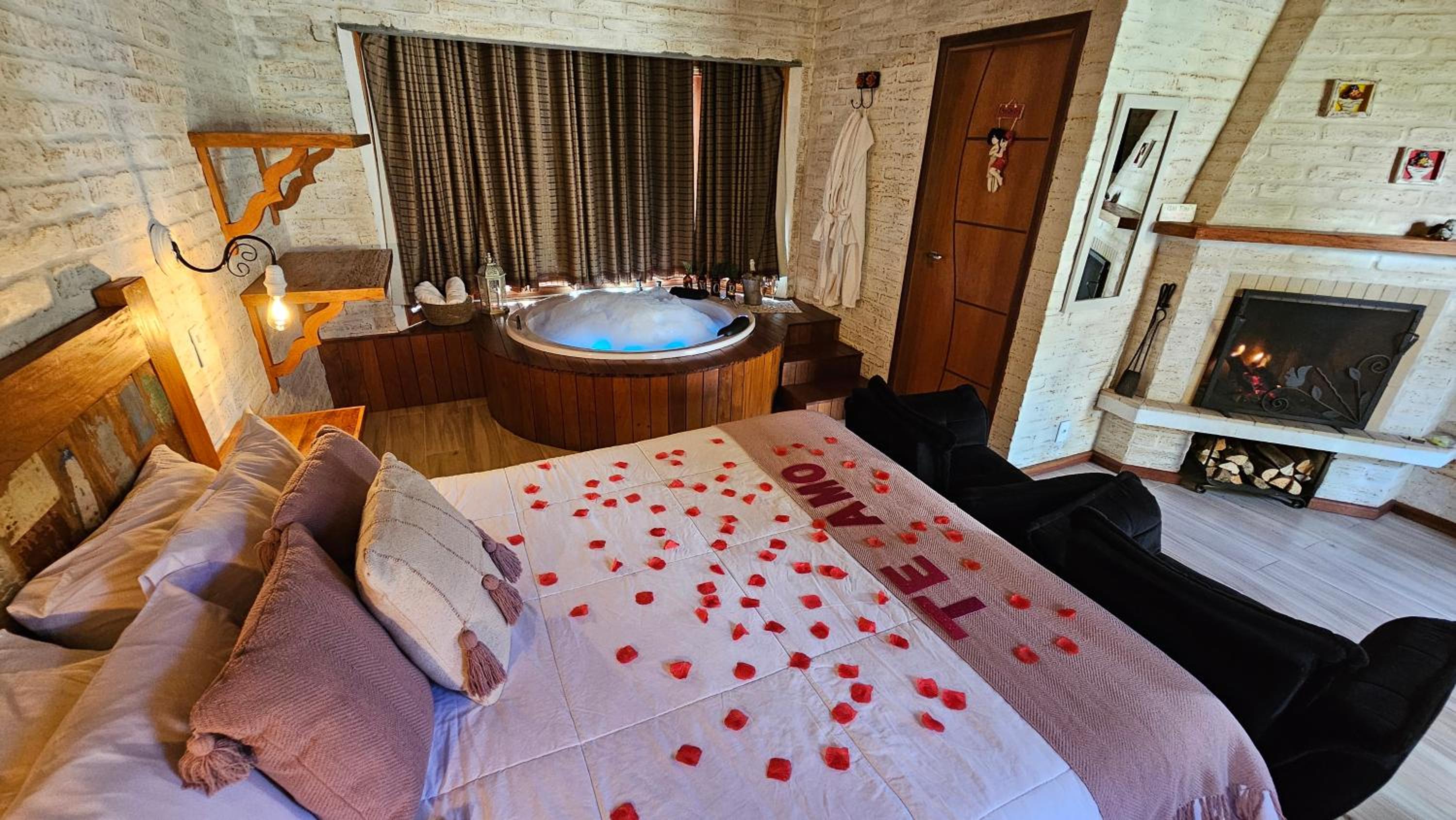 Suite with Hot Tub photo 1