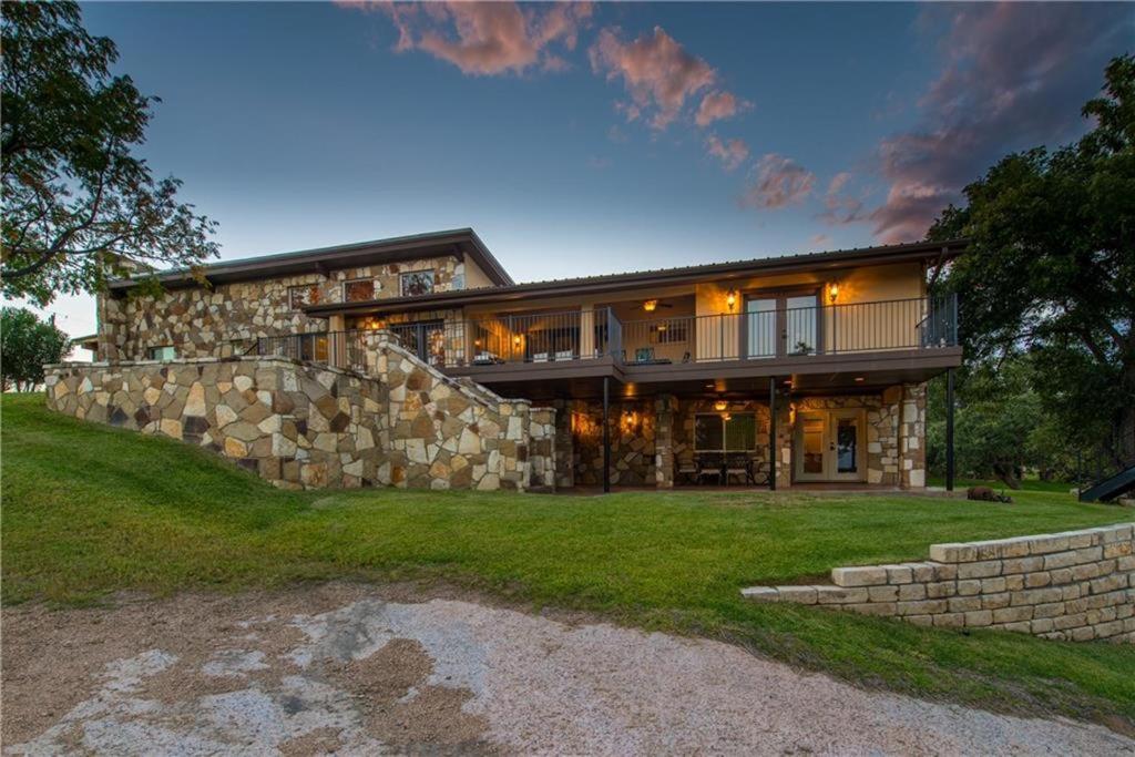 Five-Bedroom House photo 3