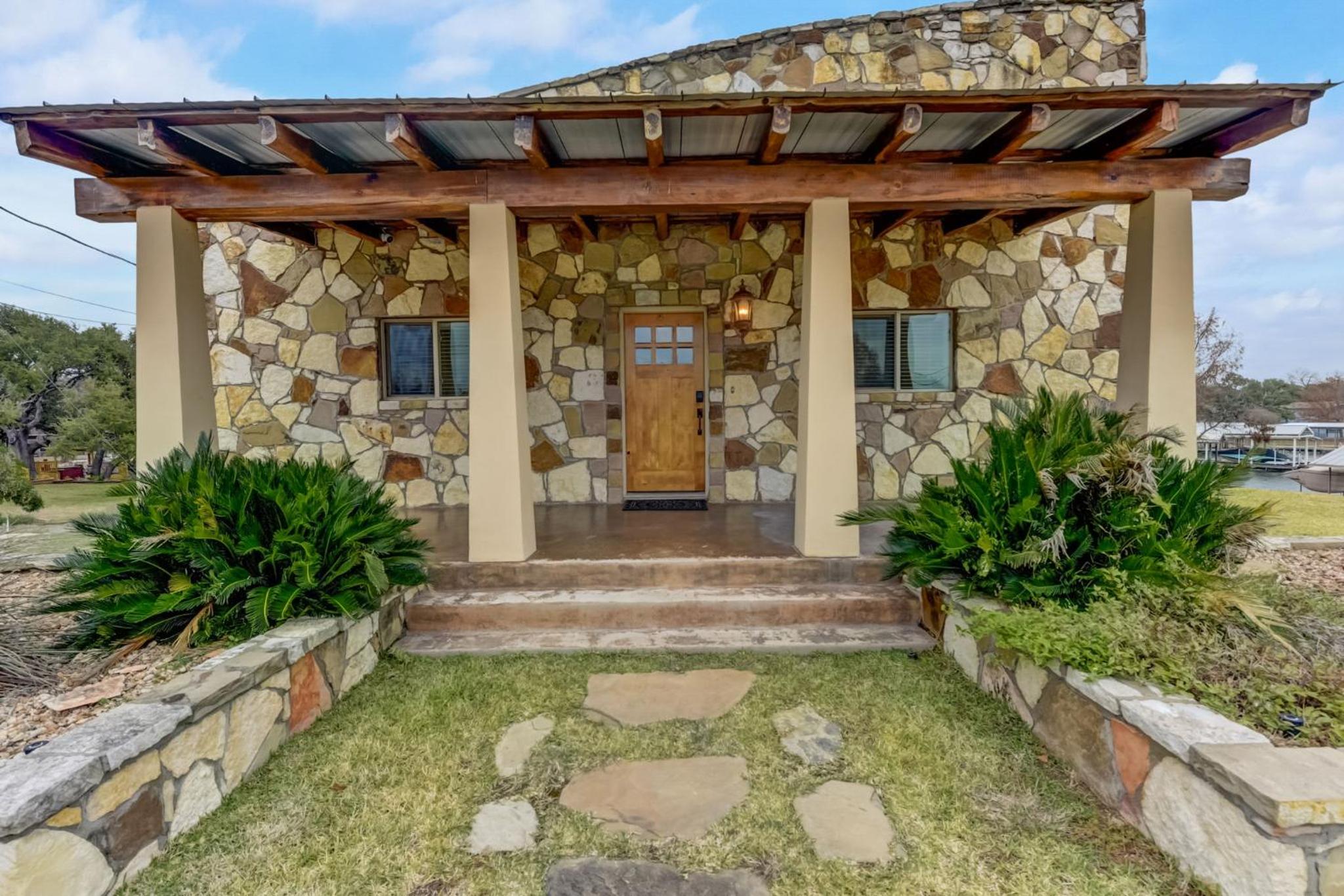 Five-Bedroom House photo 2