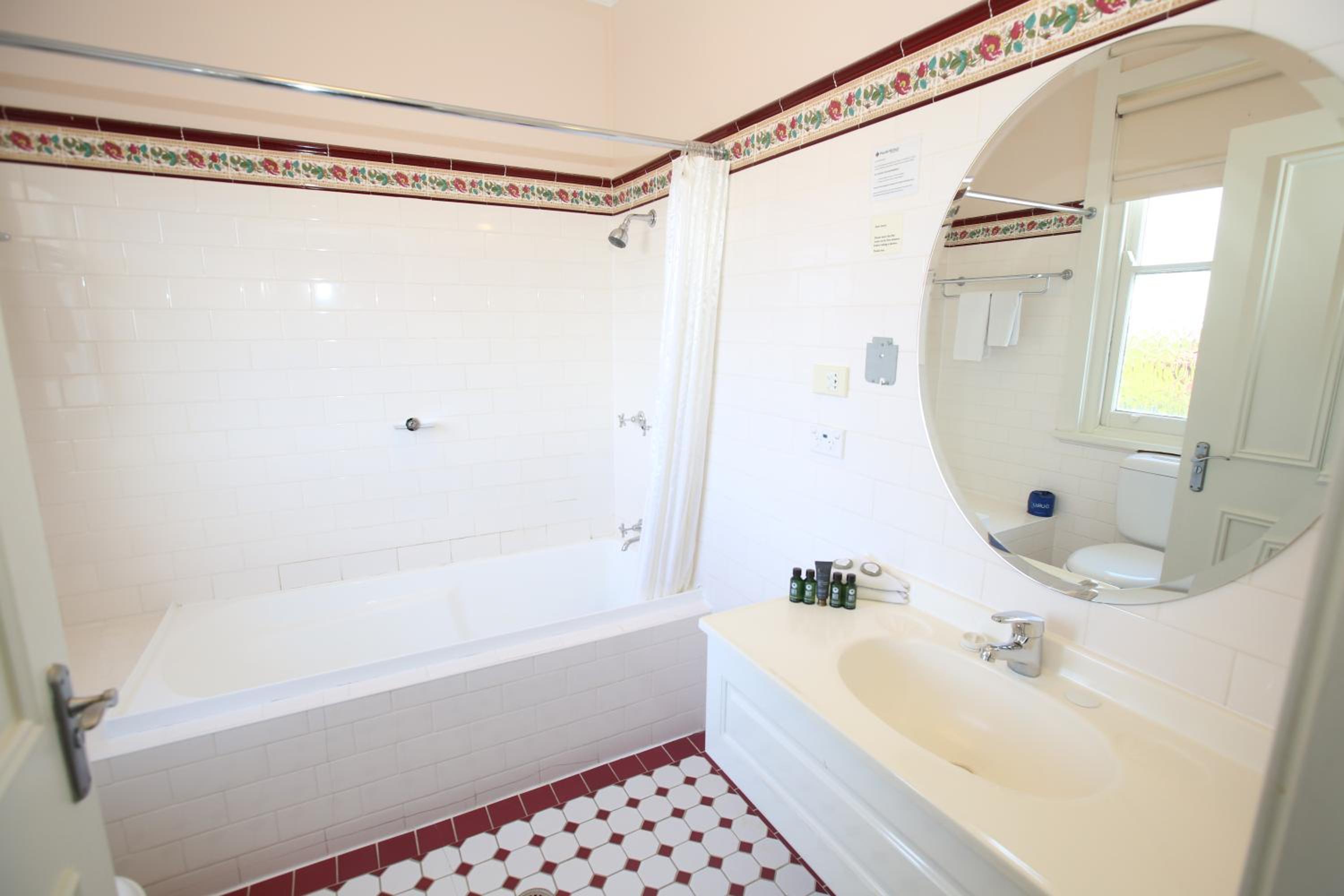 Deluxe Queen Room - Photo 7
