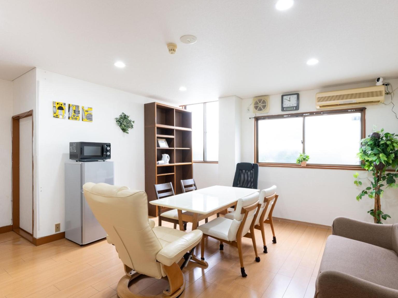 Twin Room with Shared Bathroom - Photo 7