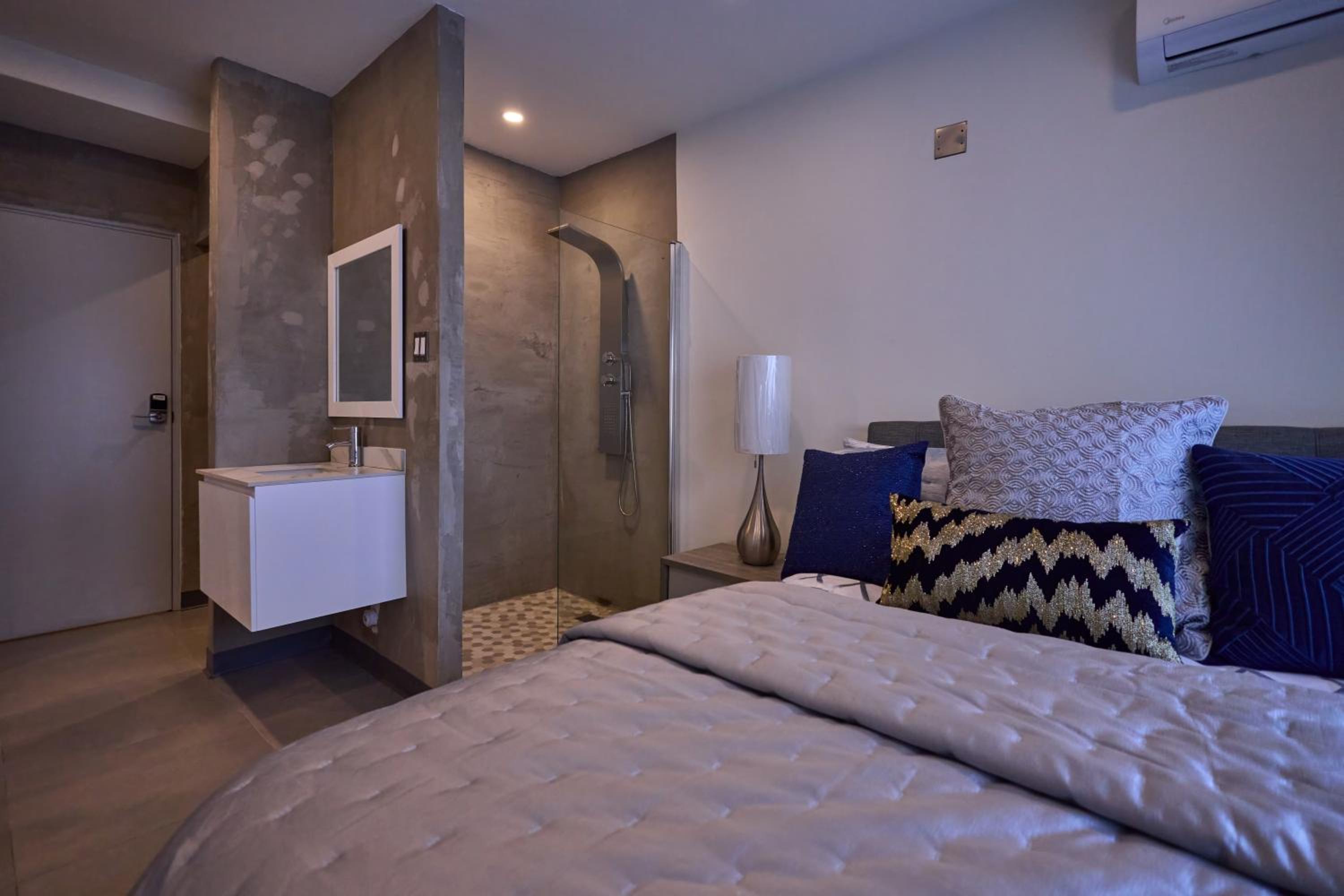 Standard Queen Room photo 2