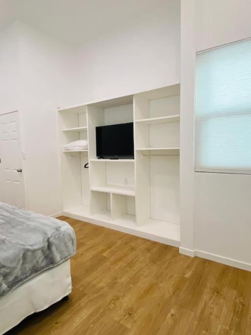 Eight-Bedroom House photo 1