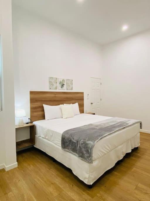 Eight-Bedroom House photo 3