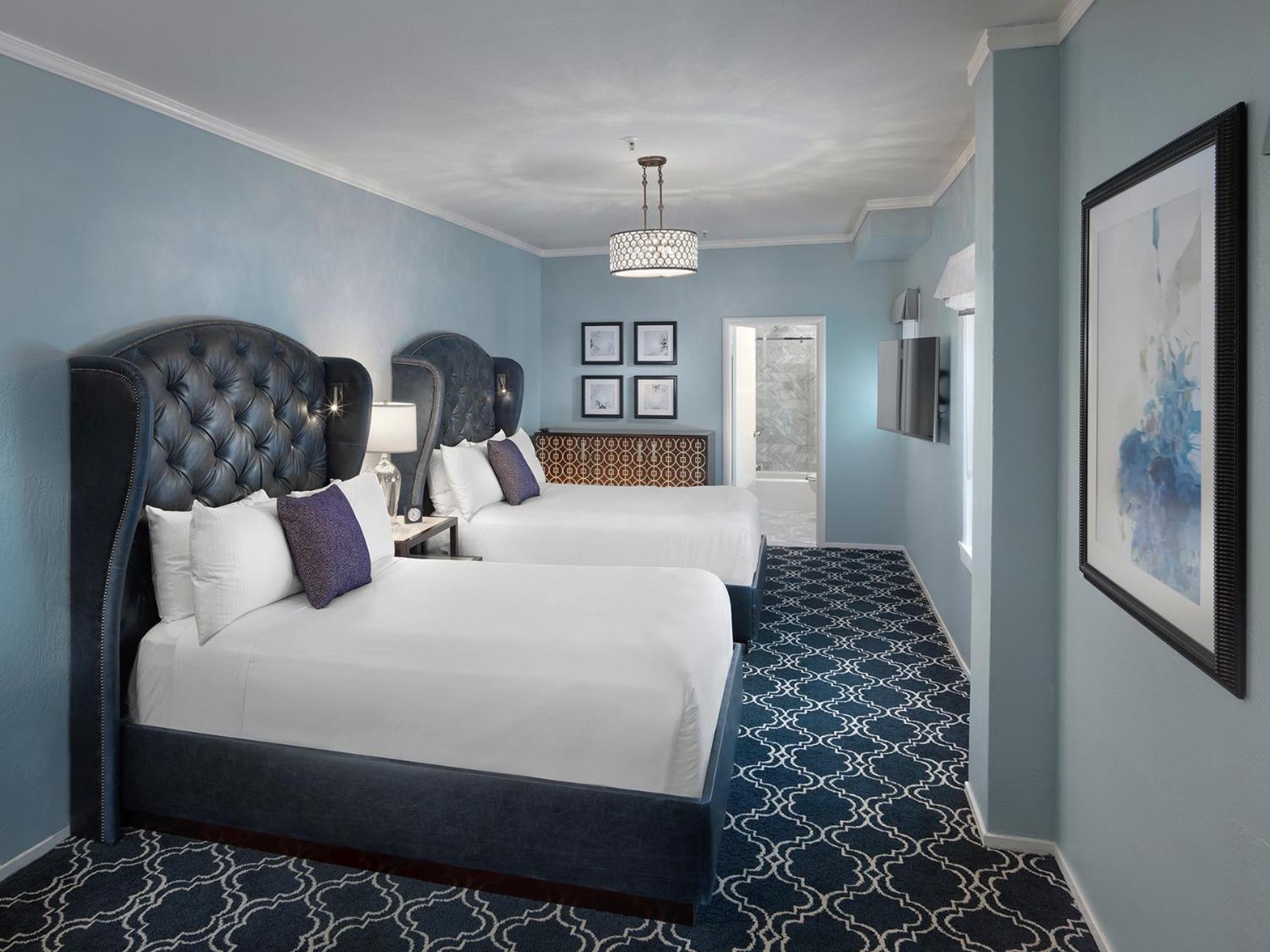 Deluxe Queen Room with Two Queen Beds - Photo 4