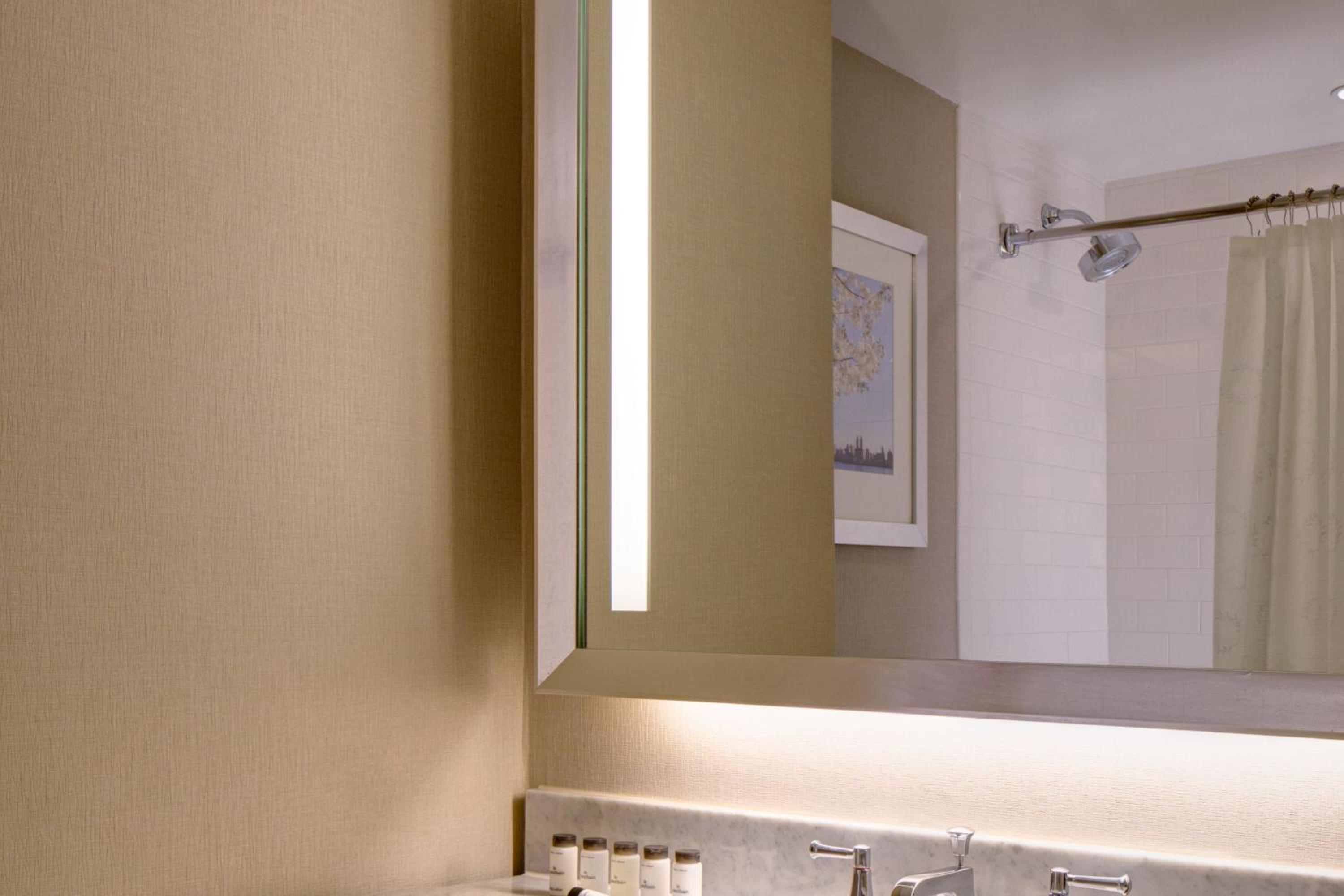 Superior King Room with Adapted Tub - Mobility and Hearing Accessible/High Floor photo 3