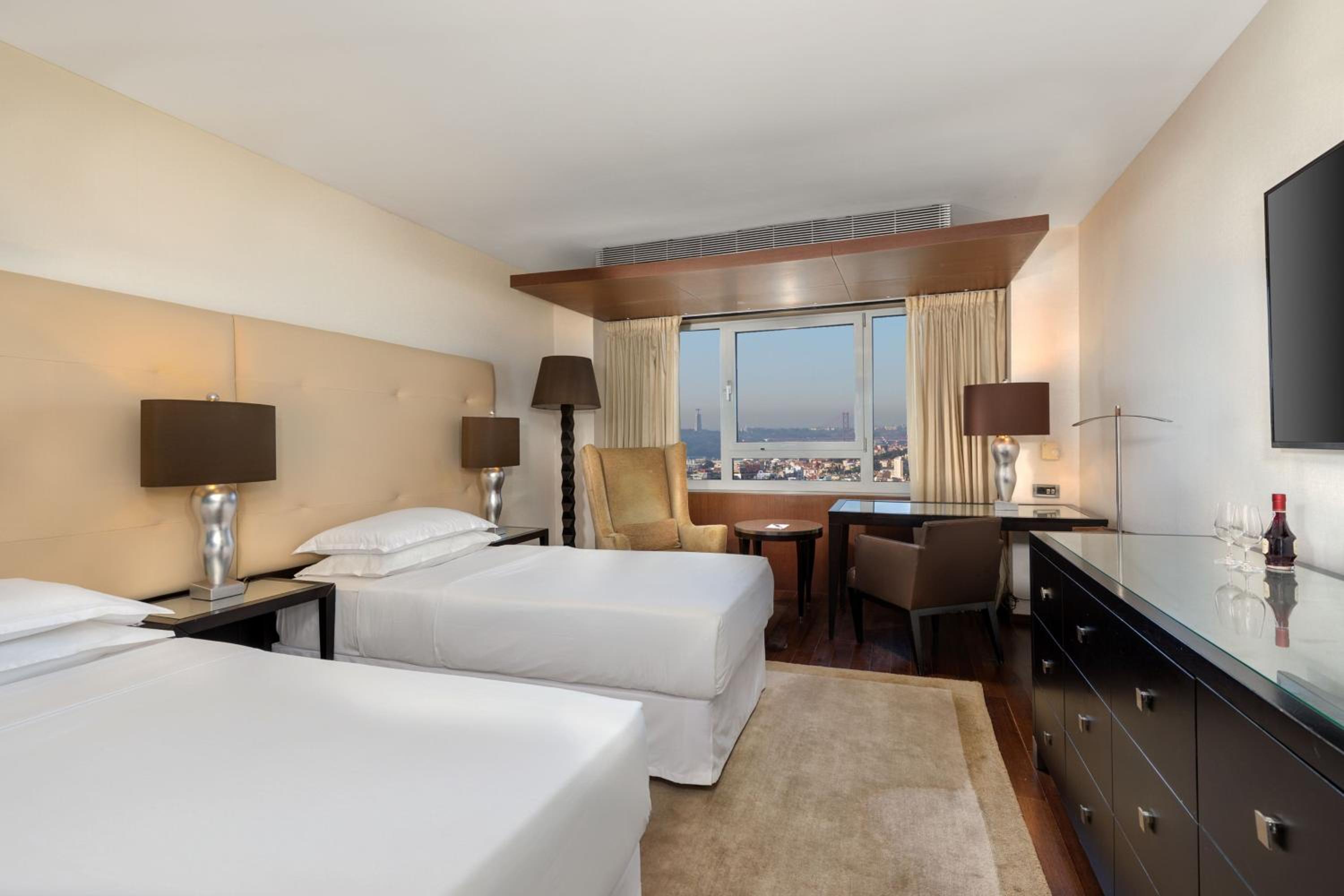 Club, Club lounge access, Guest room, 2 Twin/Single Bed(s) - Photo 1