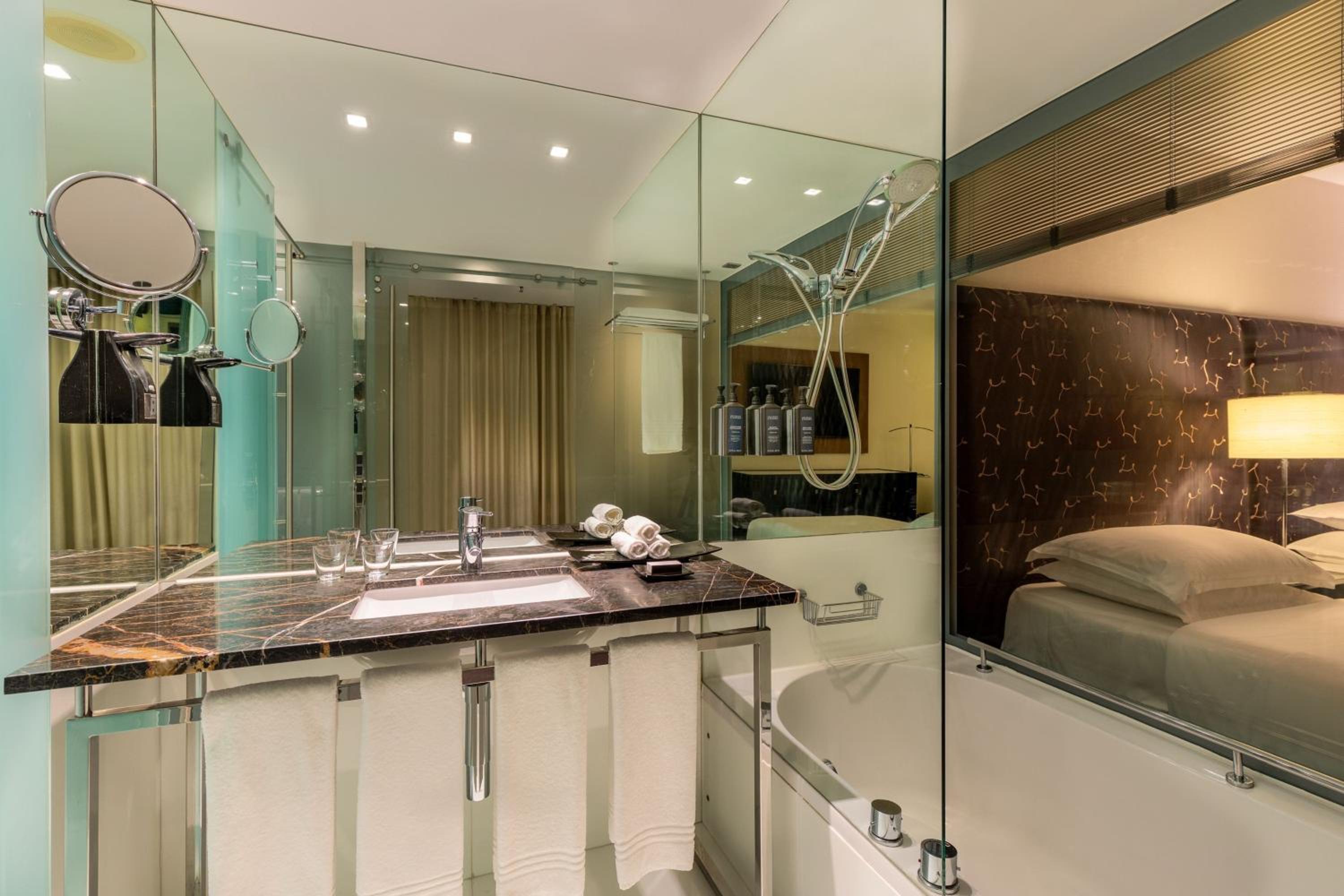 Premium Deluxe, Guest room, 1 Queen, City view, High floor - Photo 11