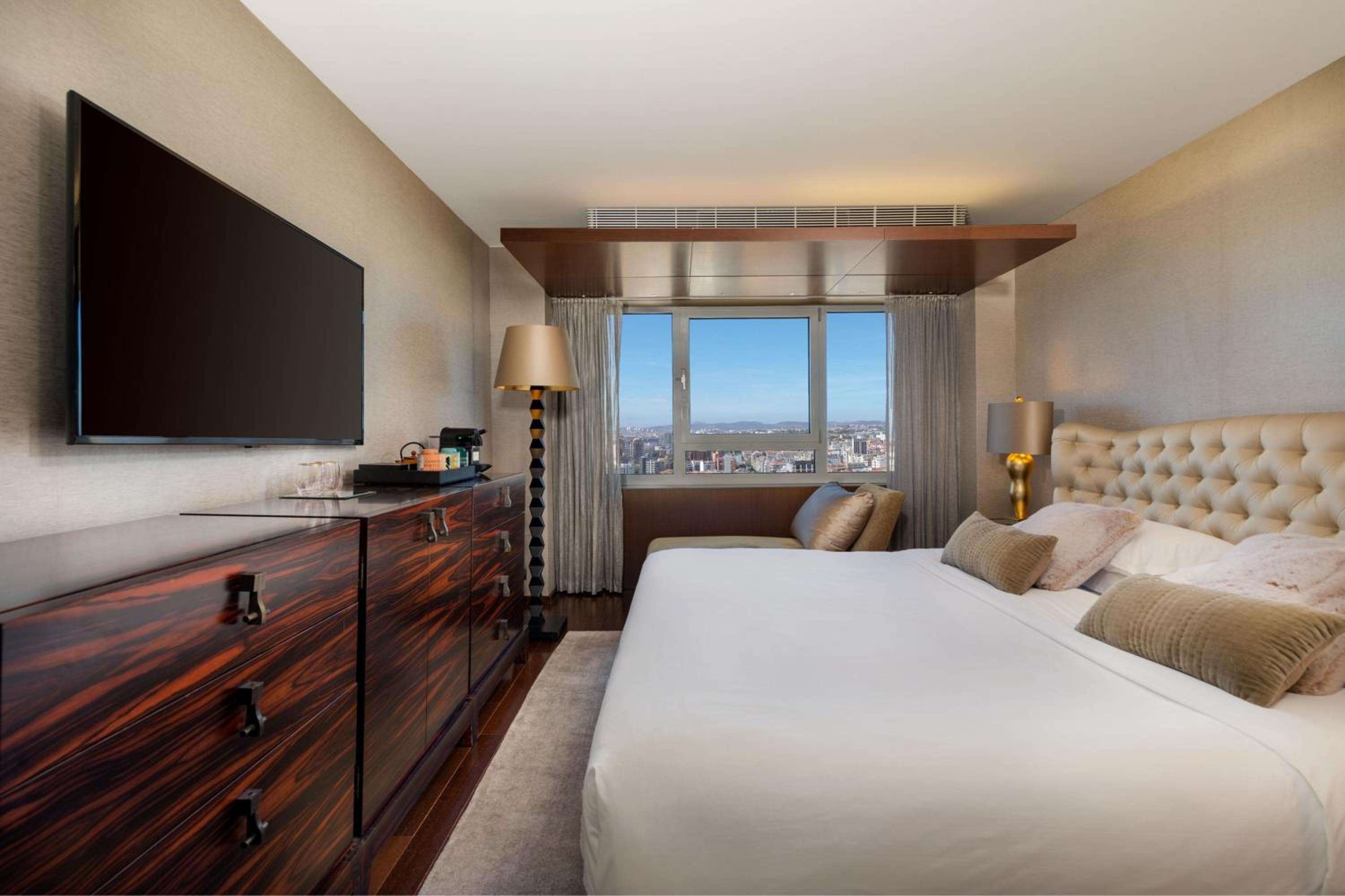Presidential Suite, Club lounge access, 1 King, Skyline view