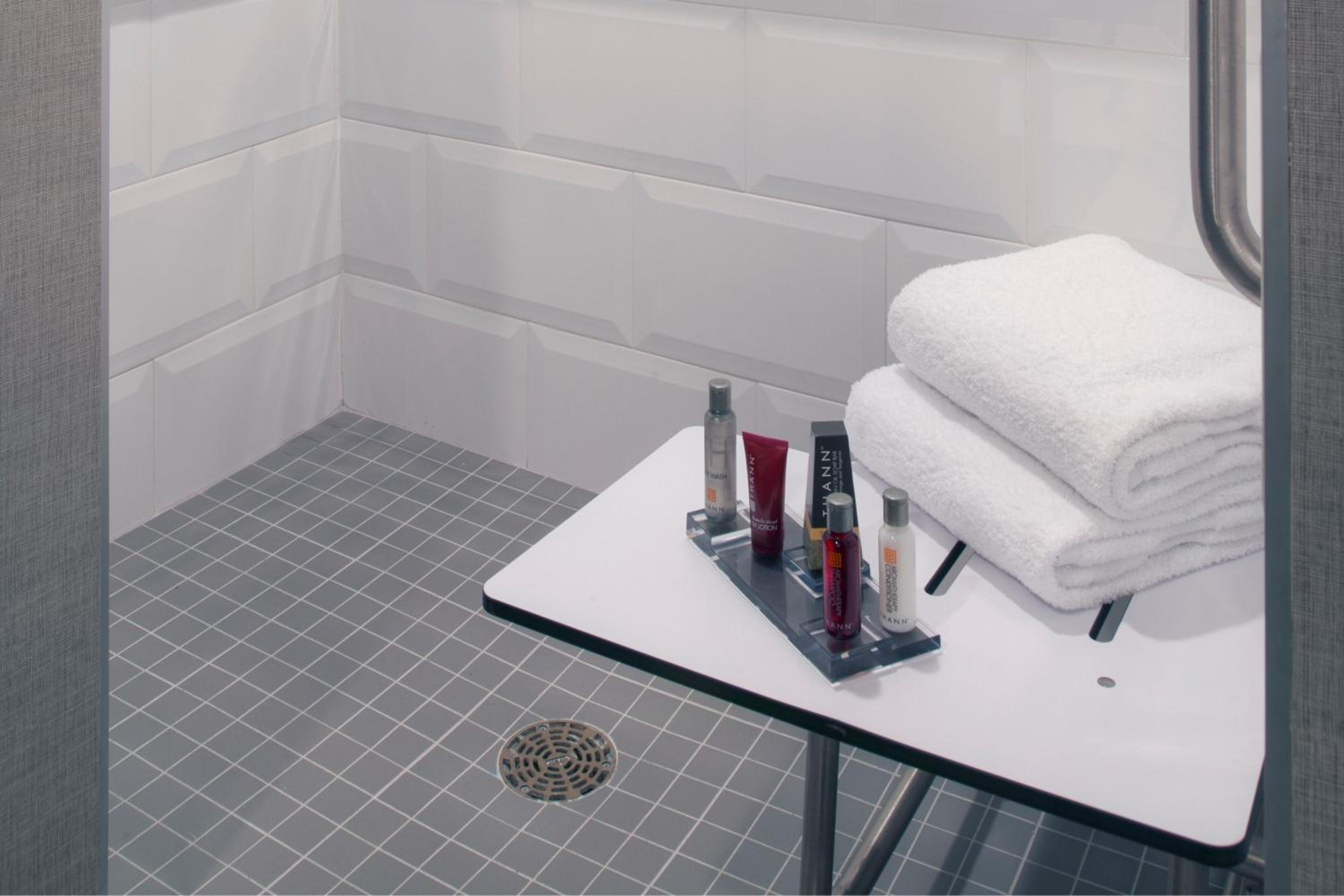 Queen Room with Adapted Tub - Mobility Accessible - Photo 3