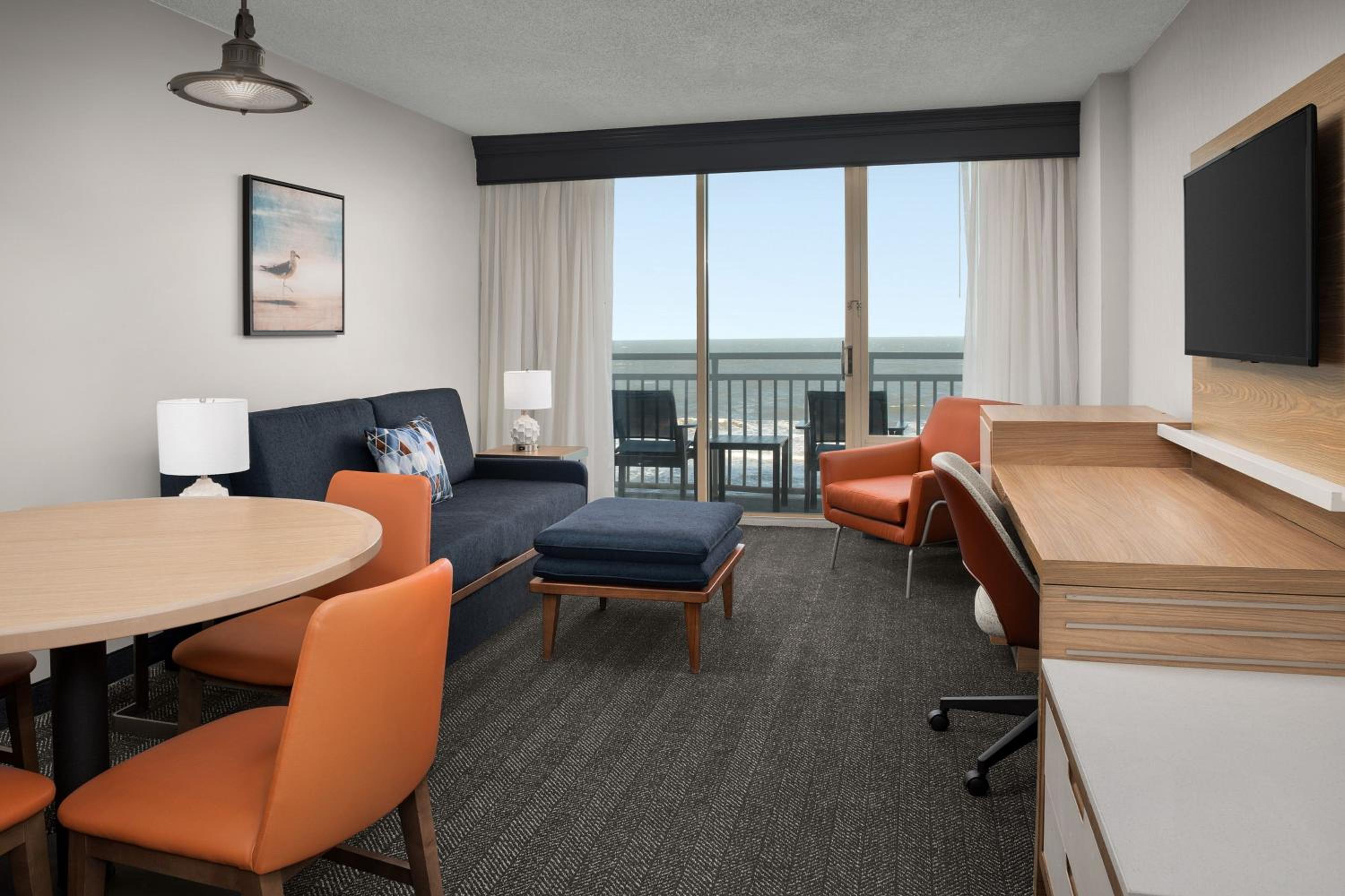 One-Bedroom Queen Suite Corner - Oceanfront