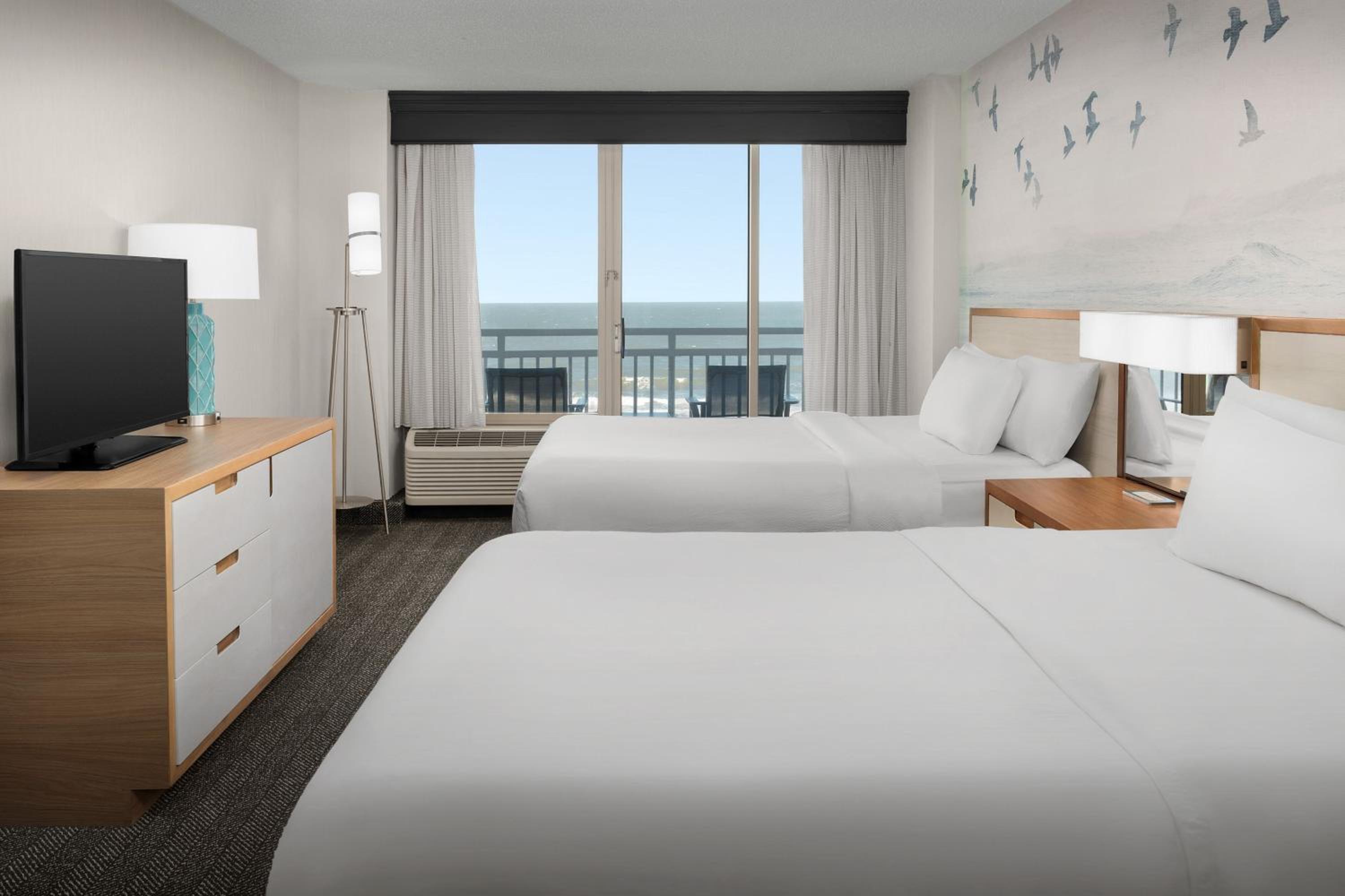 Larger One-Bedroom Queen Suite - Oceanfront - Photo 2