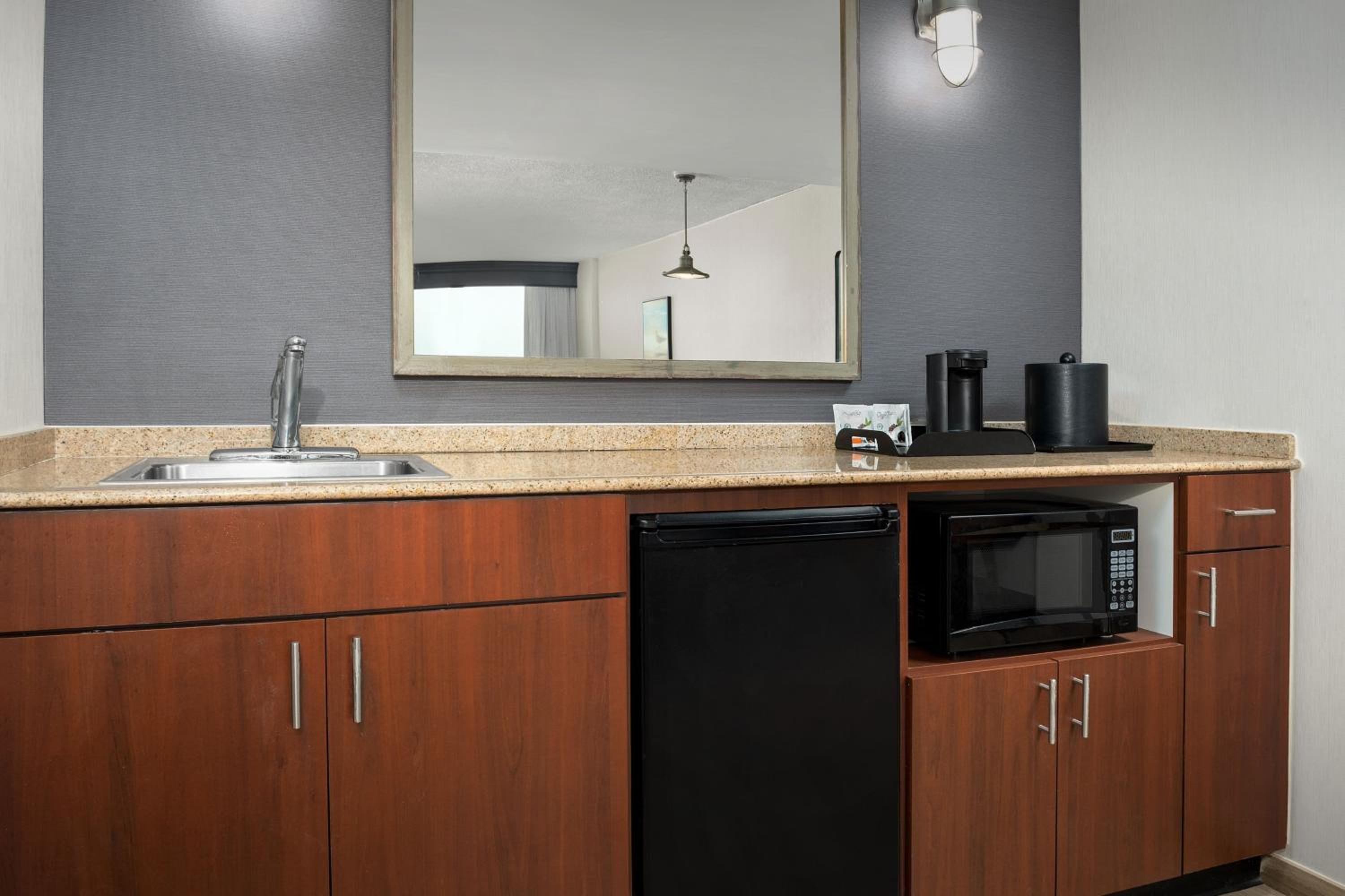 Larger One-Bedroom Queen Suite - Oceanfront - Photo 4