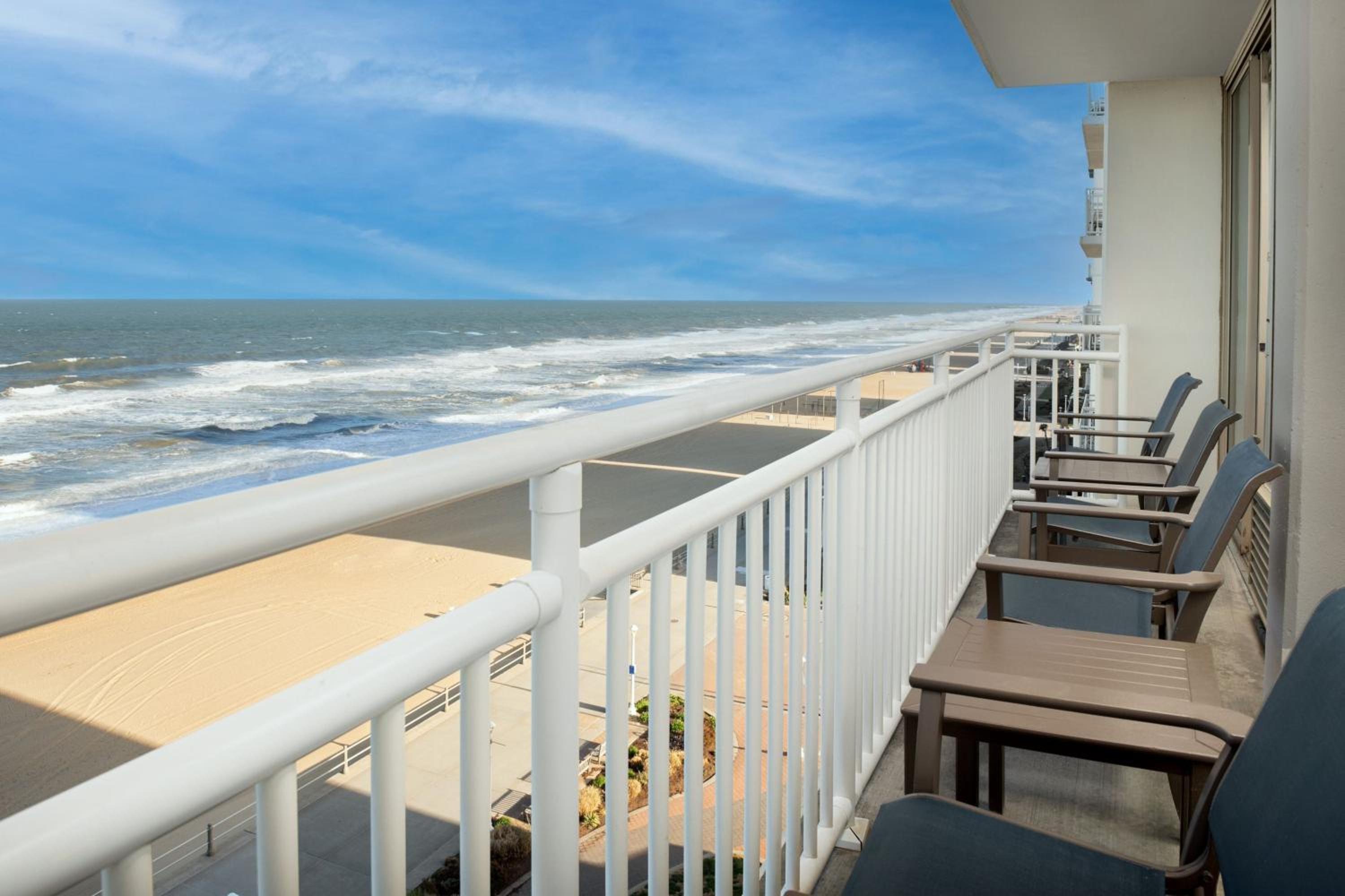 One-Bedroom King Suite - Oceanfront - Photo 3
