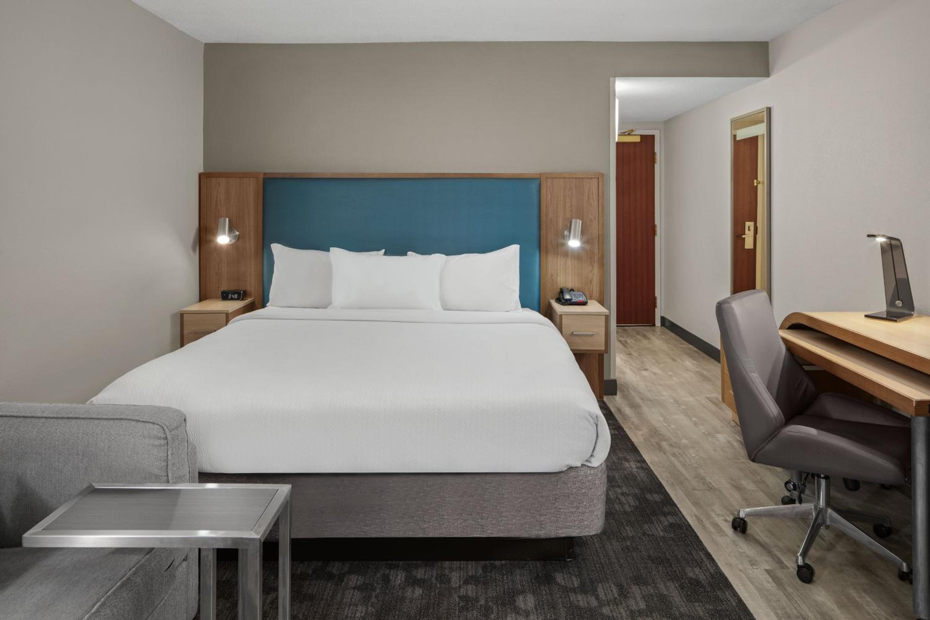 Superior King Room with Tub - Mobility and Hearing Accessible