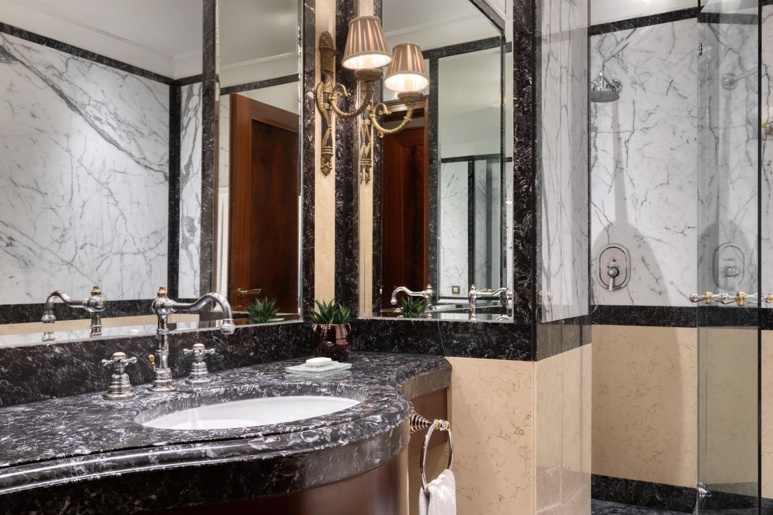 Deluxe Suite, 1 Bedroom Suite, 1 King, Courtyard view