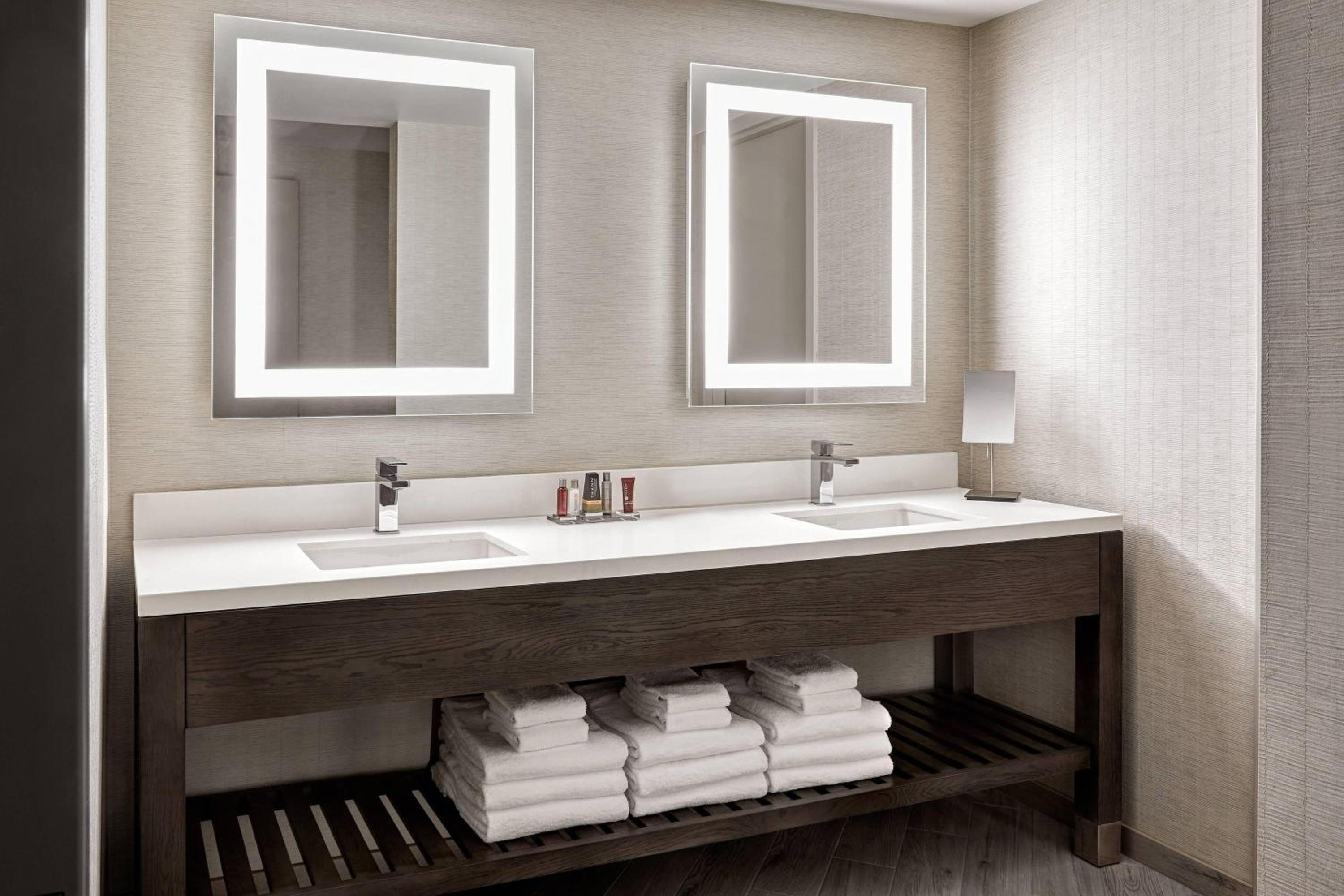 1 Bedroom Presidential Suite, 1 King, Sofa bed photo 3