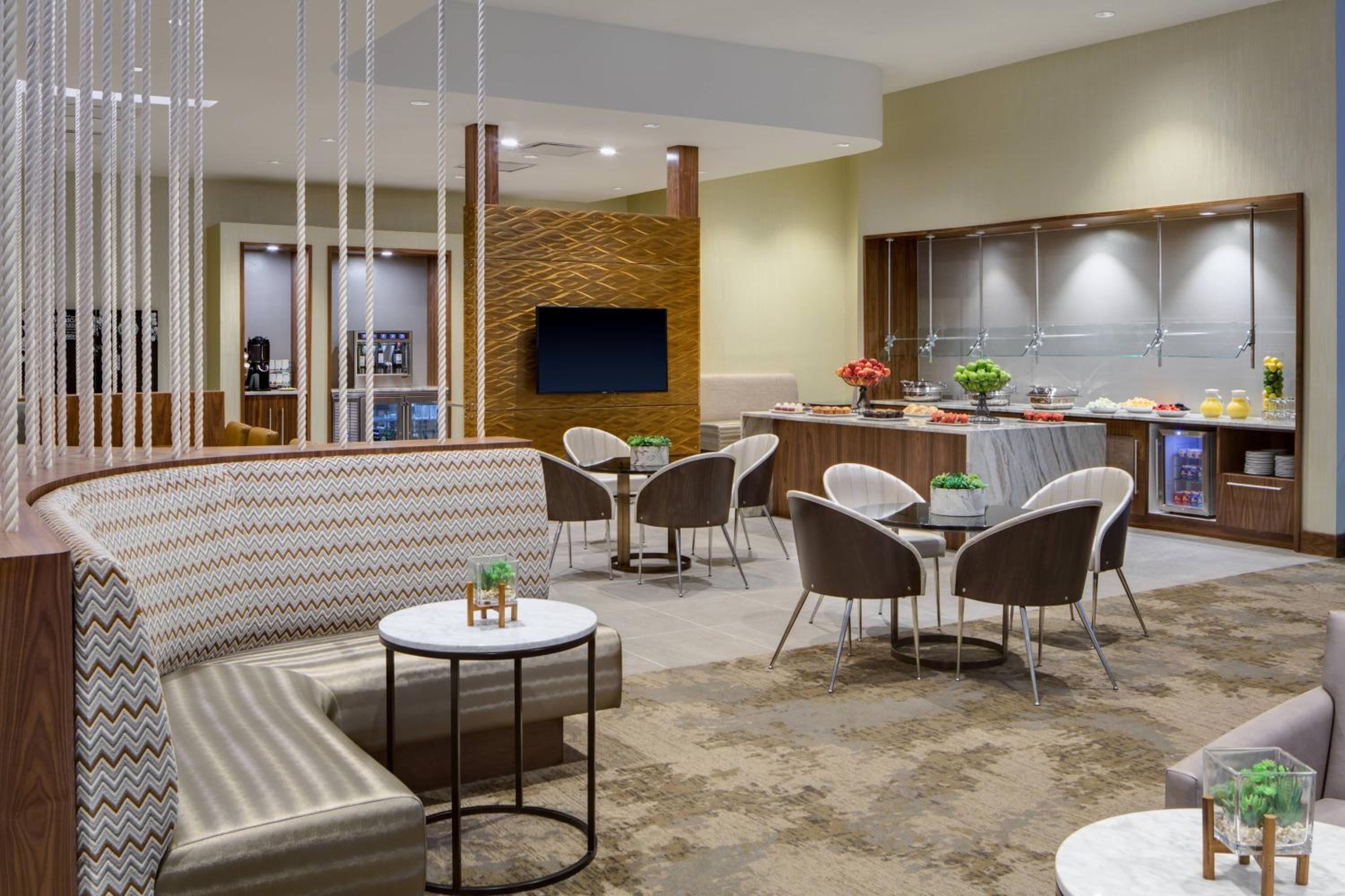 Club King Room with Lounge Access - Photo 4