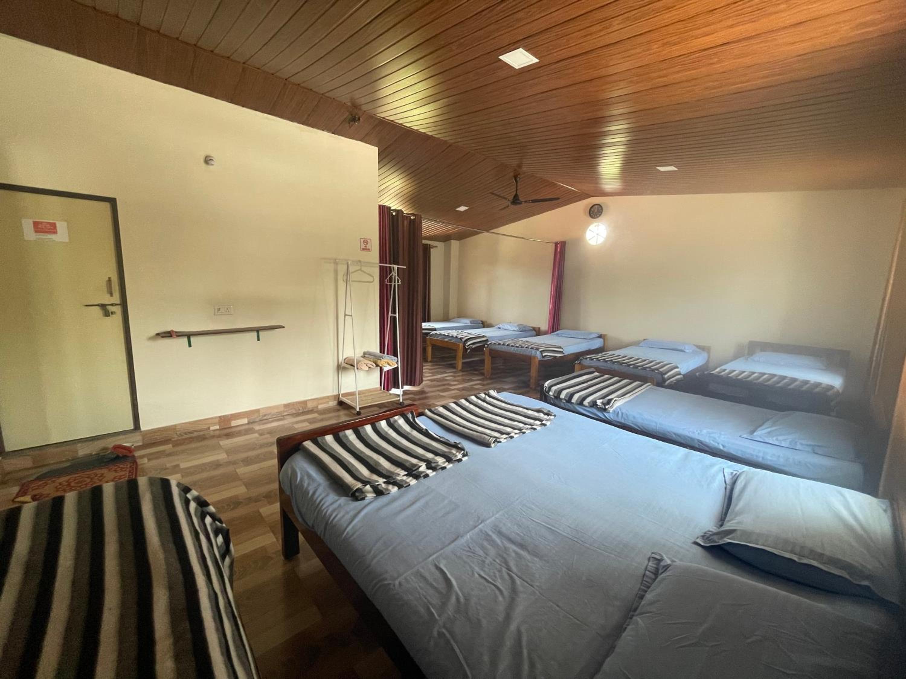 10-Bed Mixed Dormitory Room photo 1